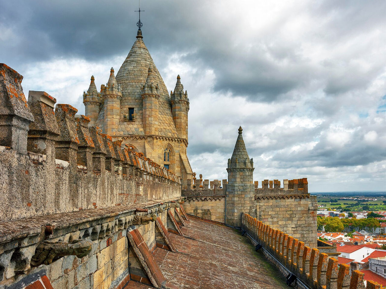Vista panorâmica do telhado da Sé de Évora, no Alentejo com torres de arquitetura gótica e vista para a cidade