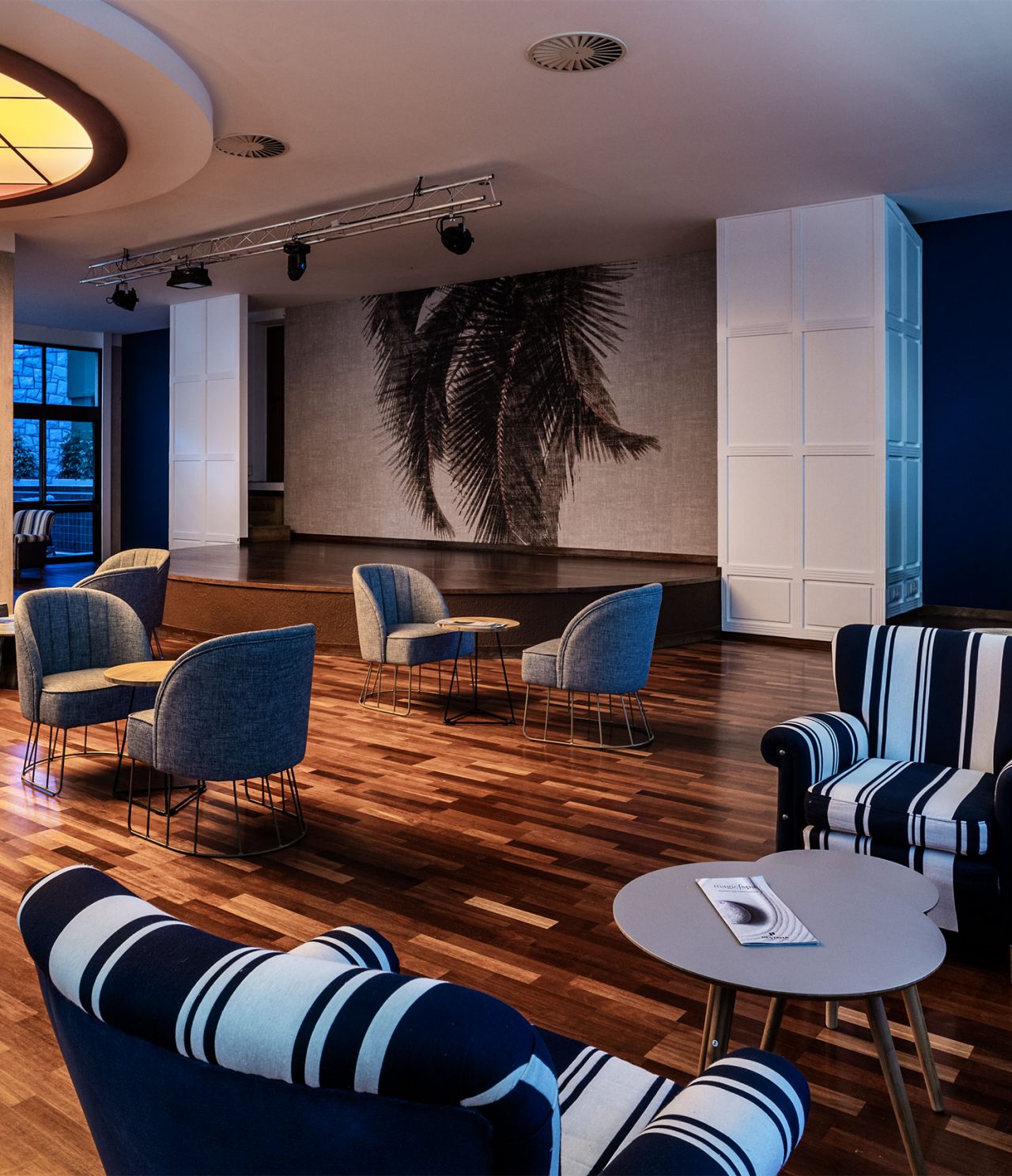 O bar do Princípe, do Hotel no Algarve, tem várias mesas e poltronas num espaço amplo, para desfrutar de uma bebida