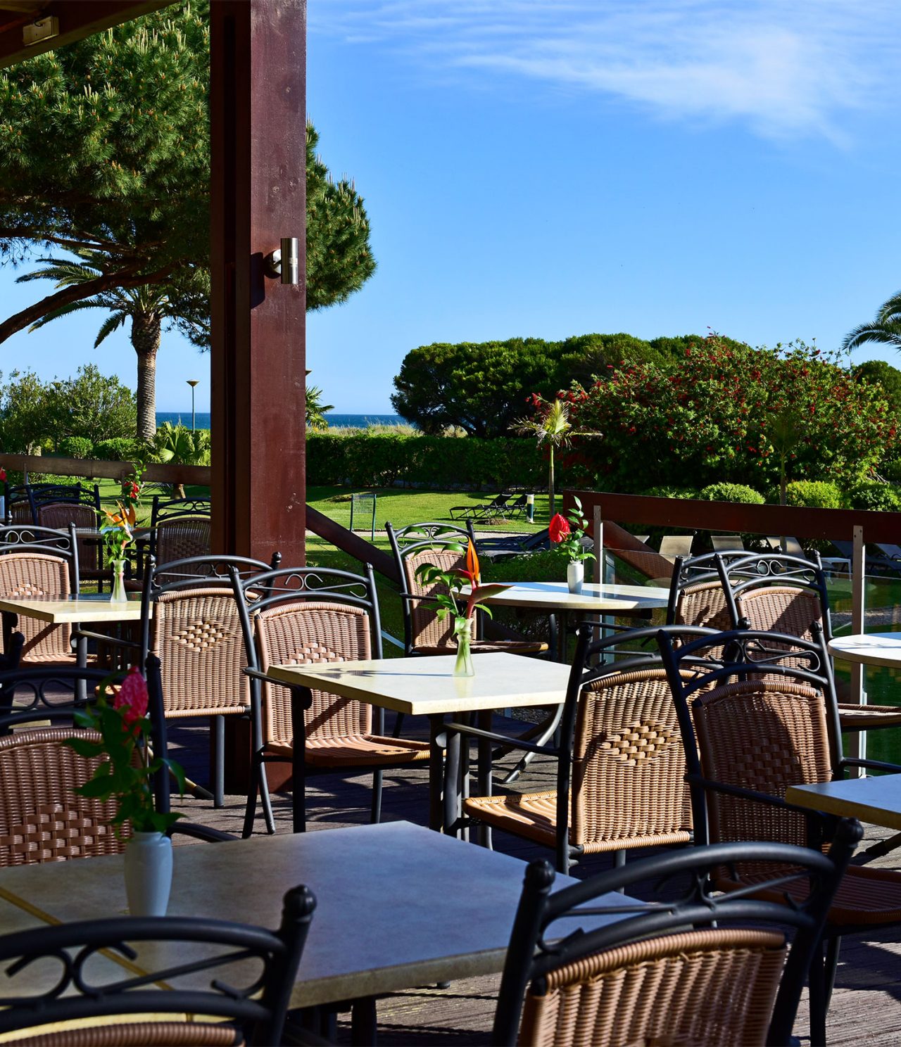 O restaurante Pavilhão do Rei, do Hotel no Algarve, tem várias mesas no exterior, com vista para jardim e para o mar