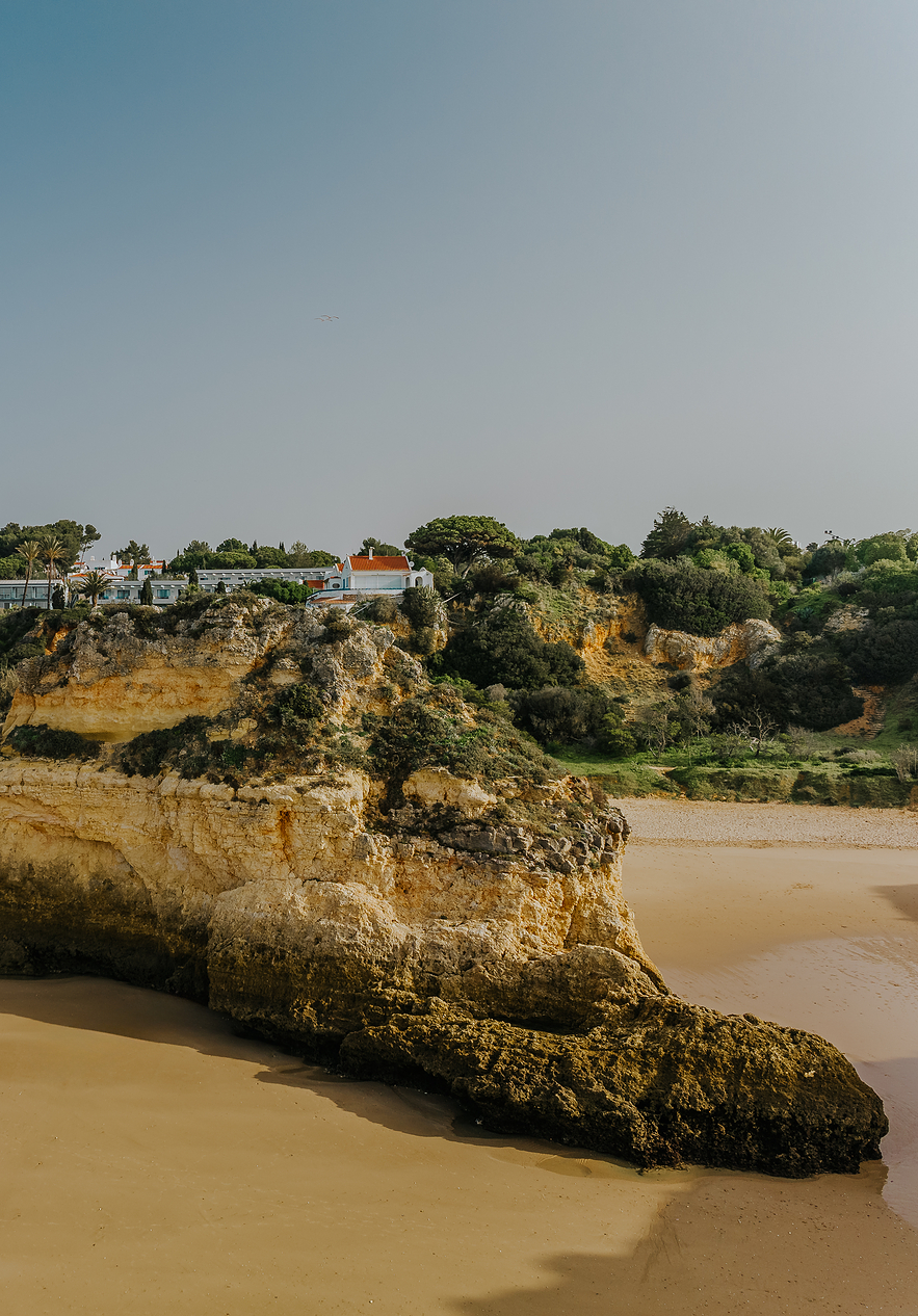 Vista da praia do Três Irmãos com as suas rochas características e praia de areia de clara em segundo plano