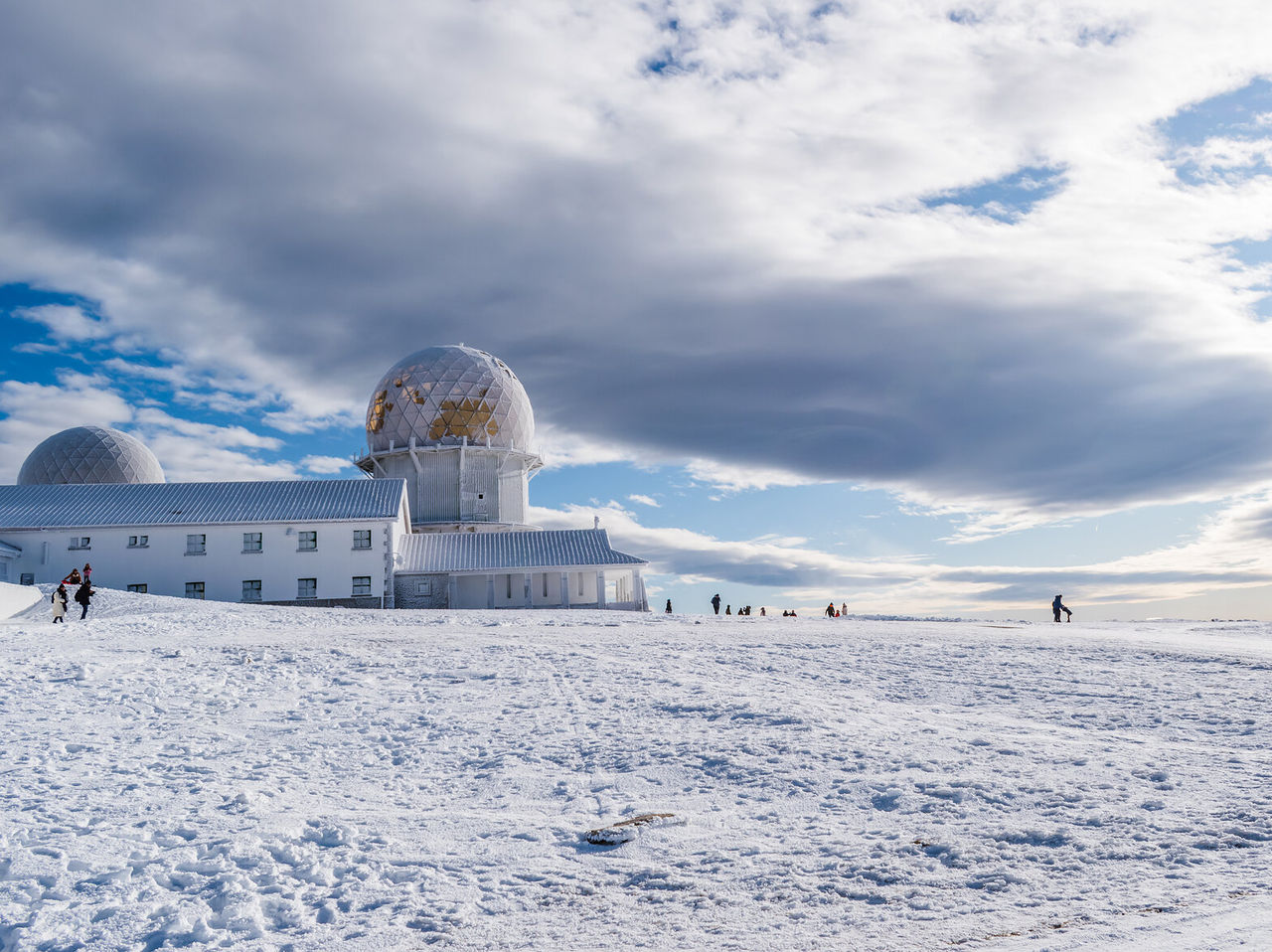 Experimente a magia da Torre da Serra da Estrela coberta de neve. A montanha, a natureza e o ar puro esperam por si