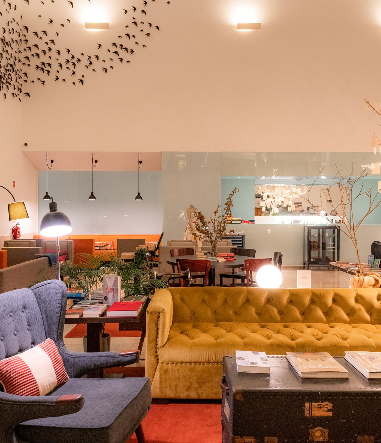 O bar The Chapter, do Hotel 5 Estrelas em Cascais, tem um sofá amarelo, um cadeirão cinzento e uma mesa