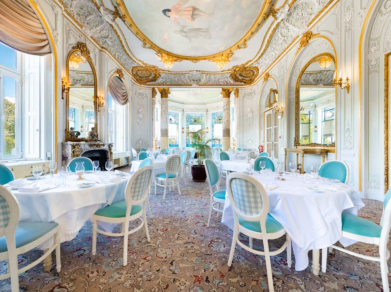 O restaurante Valle Flôr, do Hotel 5 Estrelas, Monumento Nacional, tem uma sala requintada com mesas redondas e cadeiras