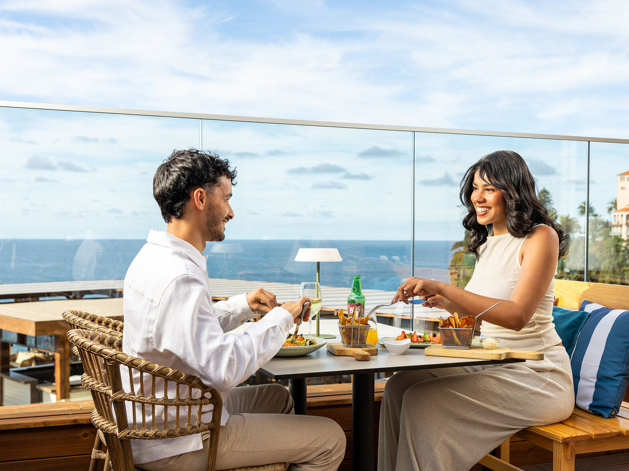 Restaurante do Pestana Carlton Madeira, Hotel 5 Estrelas na Madeira, casal jantando em terraço com vista mar