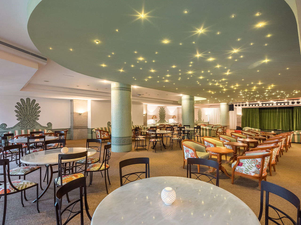 O bar Primavera Bar & Lounge, do Hotel 5 Estrelas no Funchal, conta com um restaurante no interior, com mesas e cadeiras