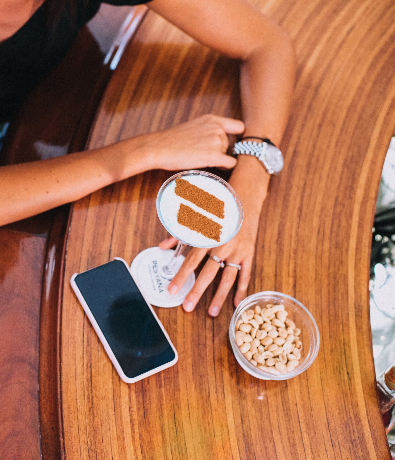 O Restaurante Vila Lido, do Hotel com Acesso ao Mar no Funchal, tem um cocktail com o símbolo do pestana e amendoins
