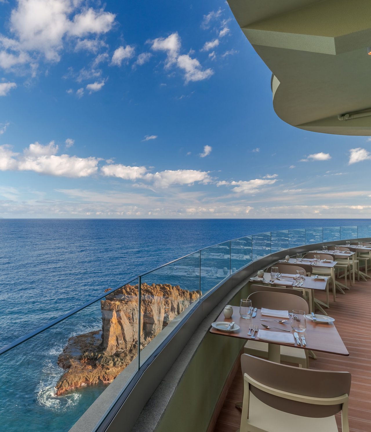 O restaurante Flor do Mar, do Hotel com Acesso ao Mar no Funchal, tem uma esplanada com vista para o mar