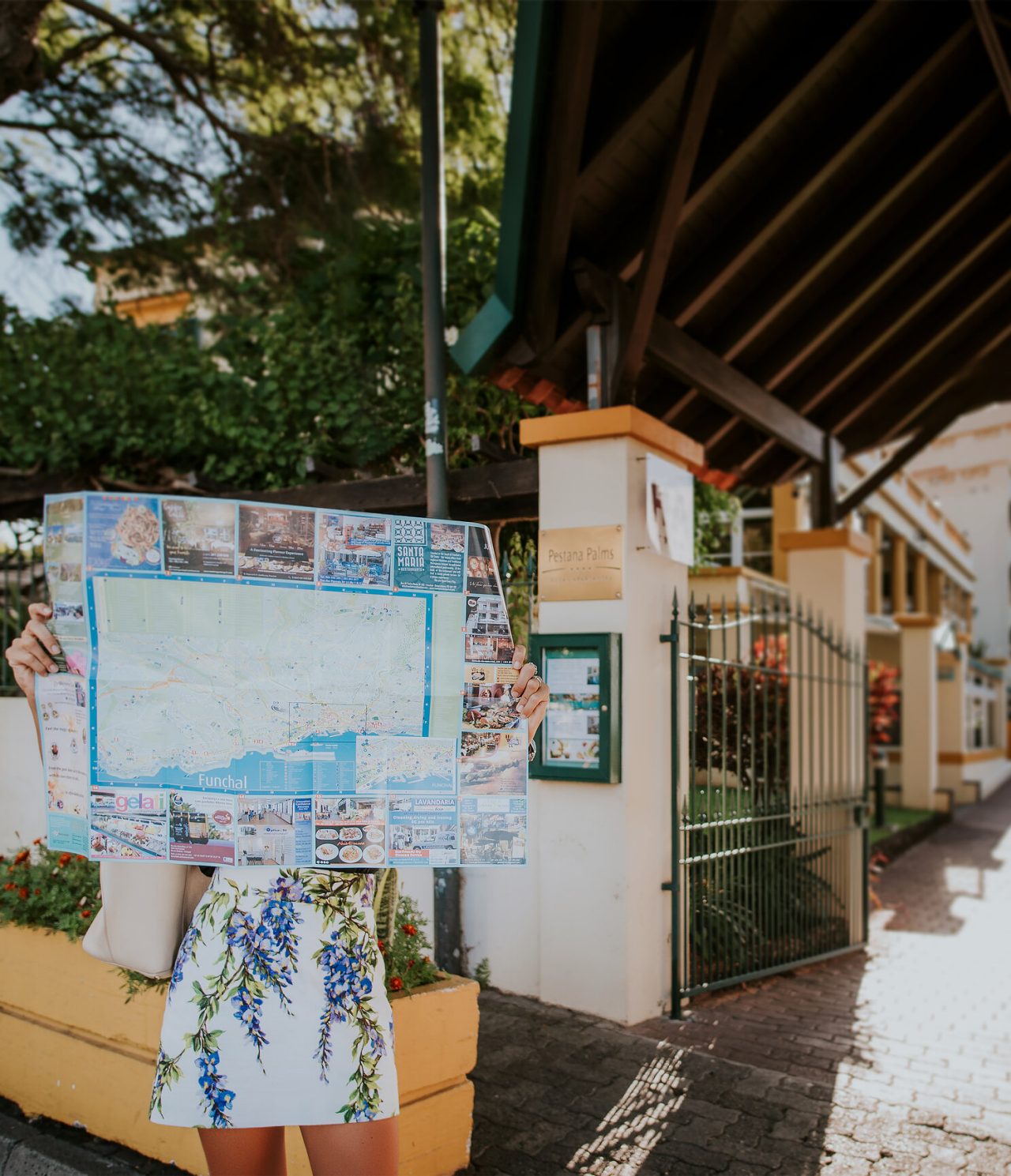 O Bar Vila Lido, do Hotel com Acesso ao Mar no Funchal, tem uma entrada com um portão e uma telha