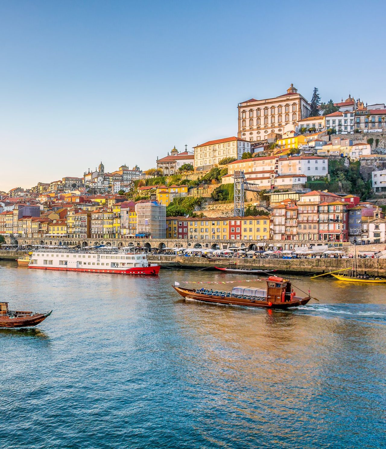 Vista panorâmica da Ribeira do Porto e do rio Douro, com os edifícios coloridos característicos da cidade do porto de fundo