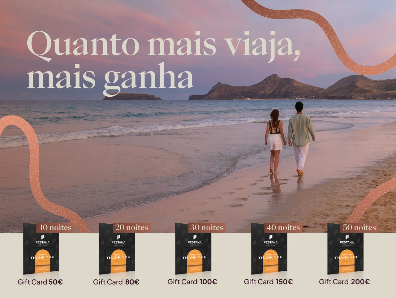 Casal caminhando pela praia ao entardecer com montanhas ao fundo e cartões de recompensas exibidos abaixo