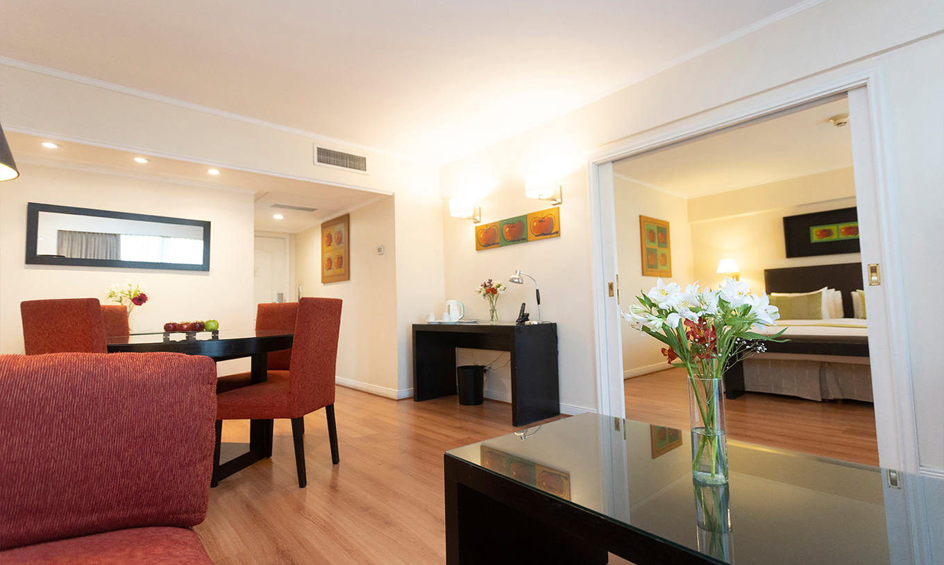 Die Queen Suite im Pestana Buenos Aires hat einen Tisch mit Stühlen, Spiegel, Telefon und Couchtisch