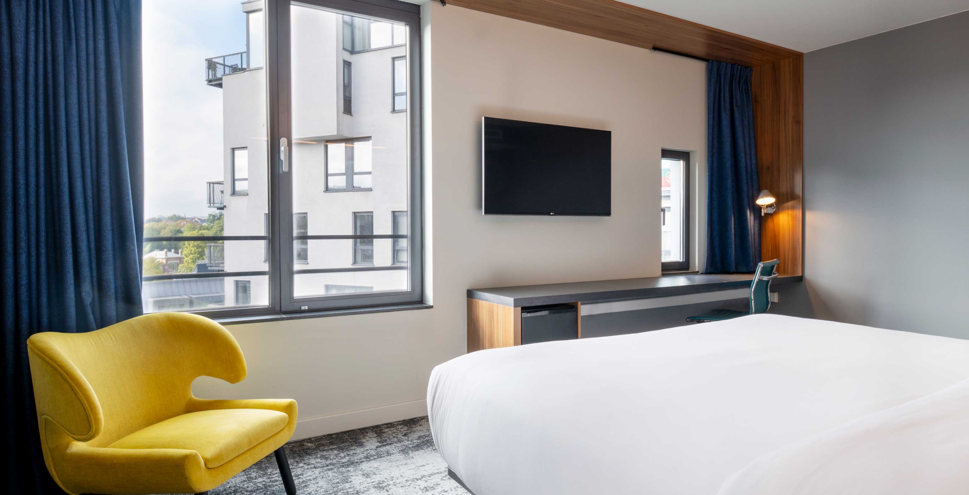 Das Superior King im Pestana Brussels verfügt über ein Doppelbett, zwei Fenster und einen an der Wand montierten Fernseher