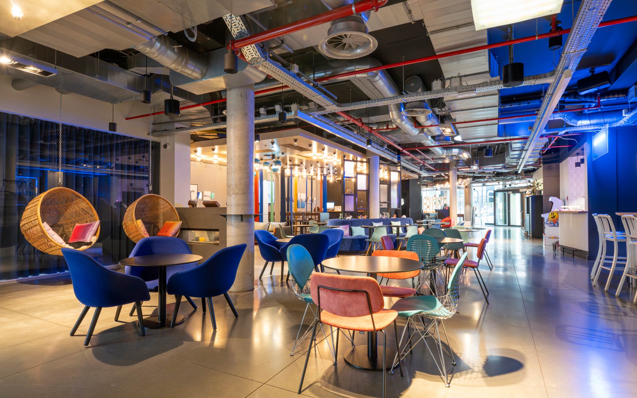 Tische und Stühle der Bar und des Eingangs des Pestana Brussels Schuman, eines Hotels in Brüssel, Belgien