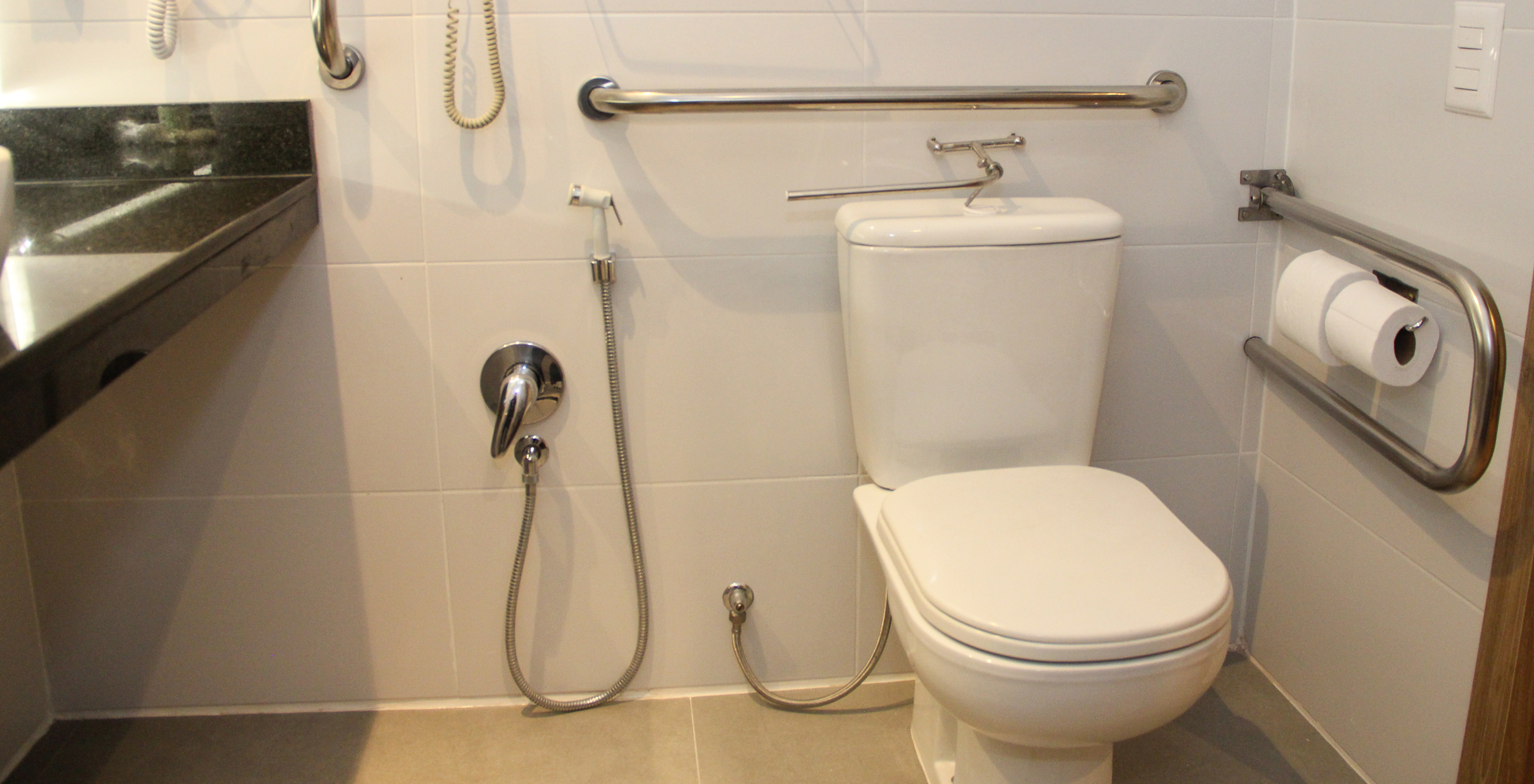 Der Superior Semi Adaptierte im Pestana Curitiba hat ein Bad mit Toilette für Menschen mit eingeschränkter Mobilität