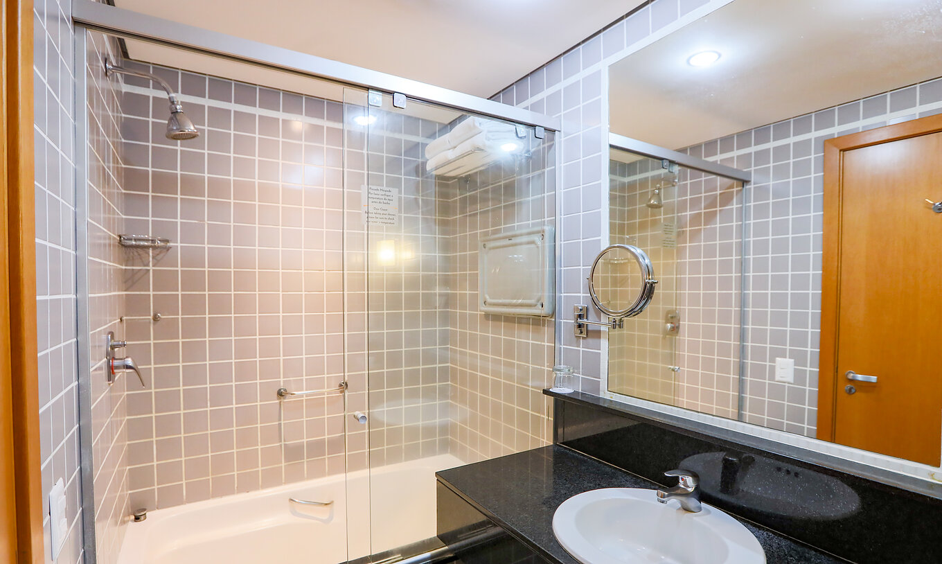 Das Familienzimmer im Pestana Curitiba hat ein Bad mit Badewanne und einer schwarzen Waschbeckenplatte