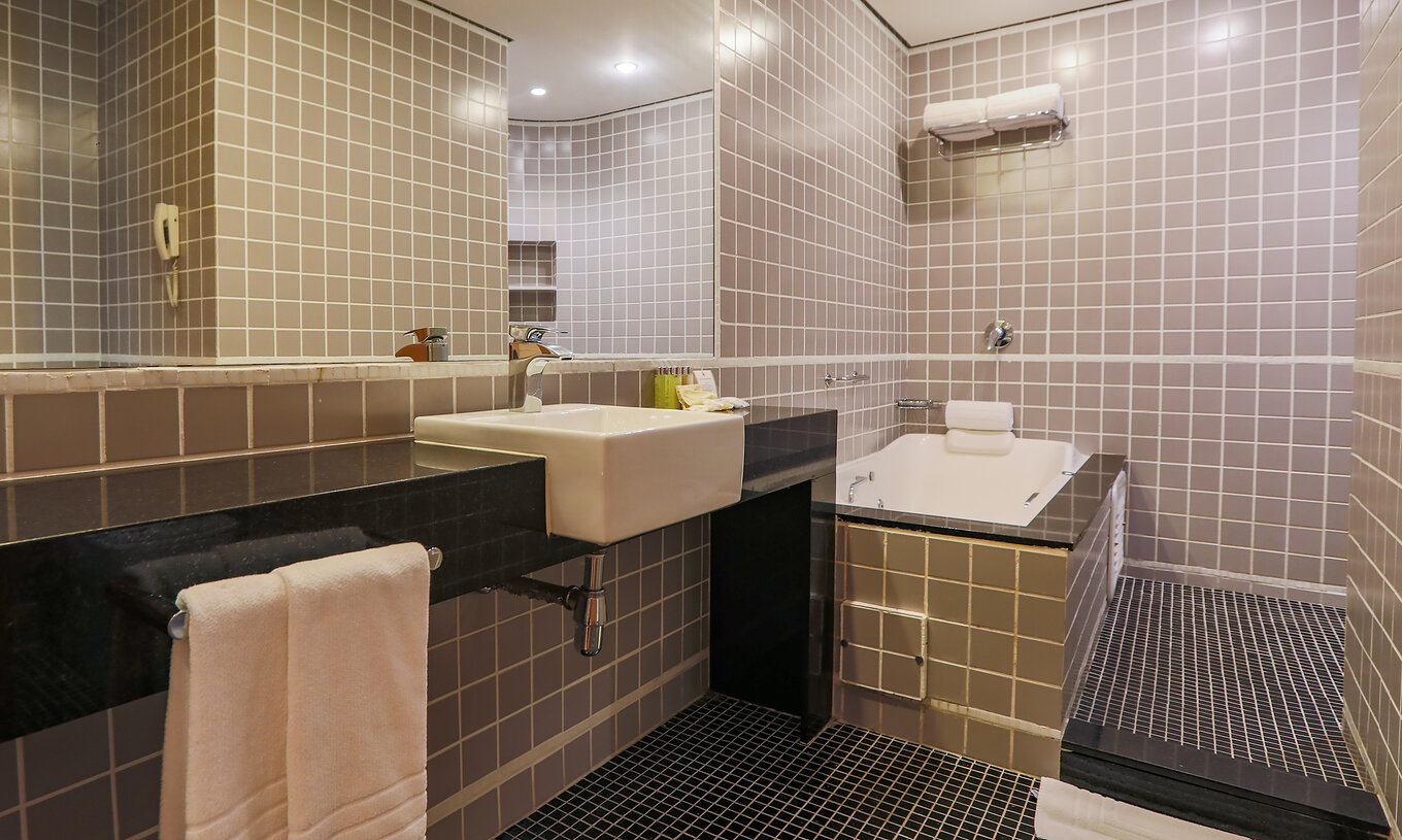 Die King Suite Executive im Pestana Curitiba hat eine Dusche und eine Whirlpool-Badewanne