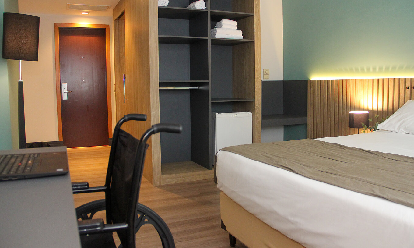 Der Superior Semi Adaptierte im Pestana Curitiba hat ein Zimmer mit Platz für einen Rollstuhl, ein Bett und einen Tisch