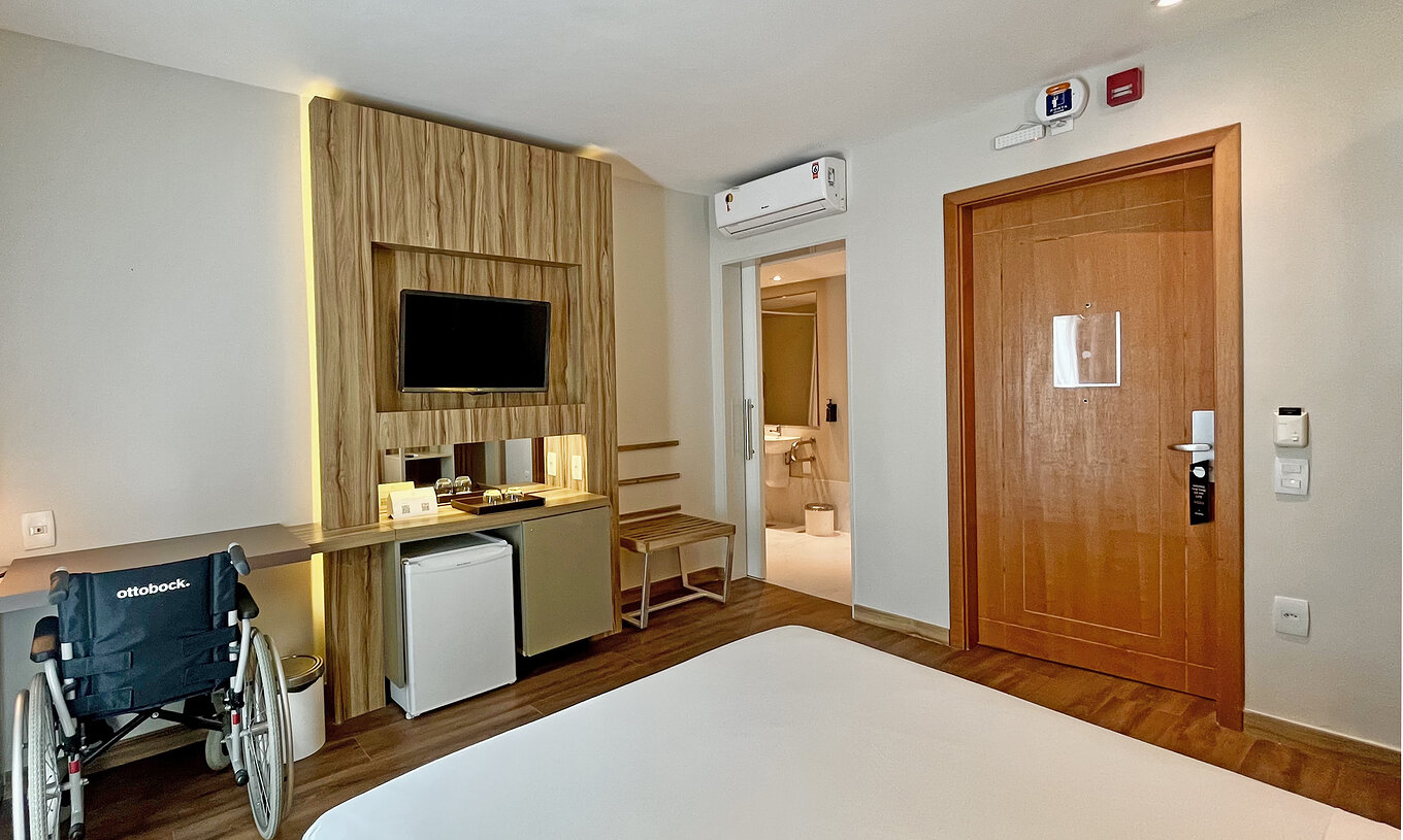 Das angepasste Zimmer hat eine Klimaanlage und ein Bett, einen Schreibtisch und ein angepasstes Bad 