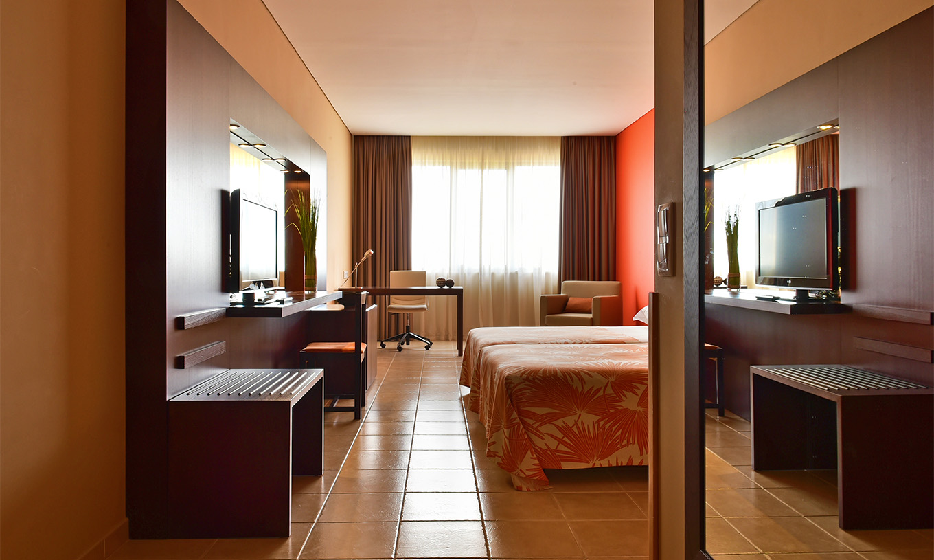 Suite Pestana Tropico hat zwei Einzelbetten, Schreibtisch, Fernseher und einen Sessel