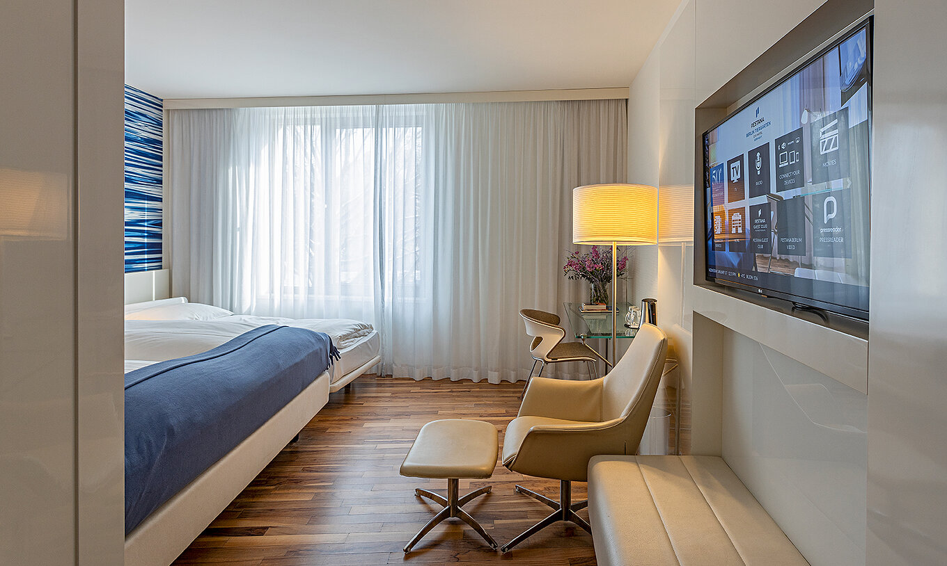 Family Deluxe mit Schreibtisch, Sessel und TV