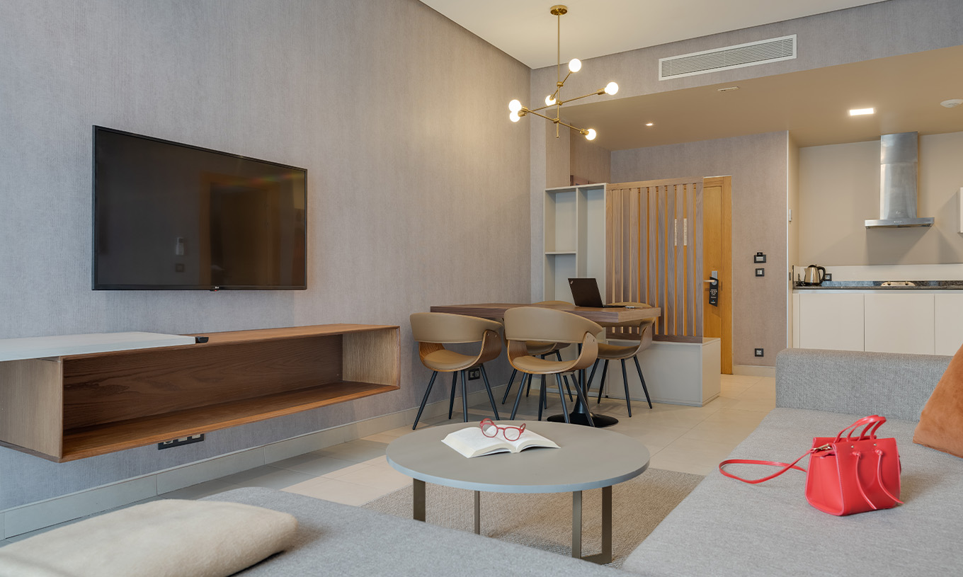 Die Suite im Pestana Casablanca hat ein bequemes Sofa mit Chaiselongue, Satellitenfernseher und eine Kitchenette