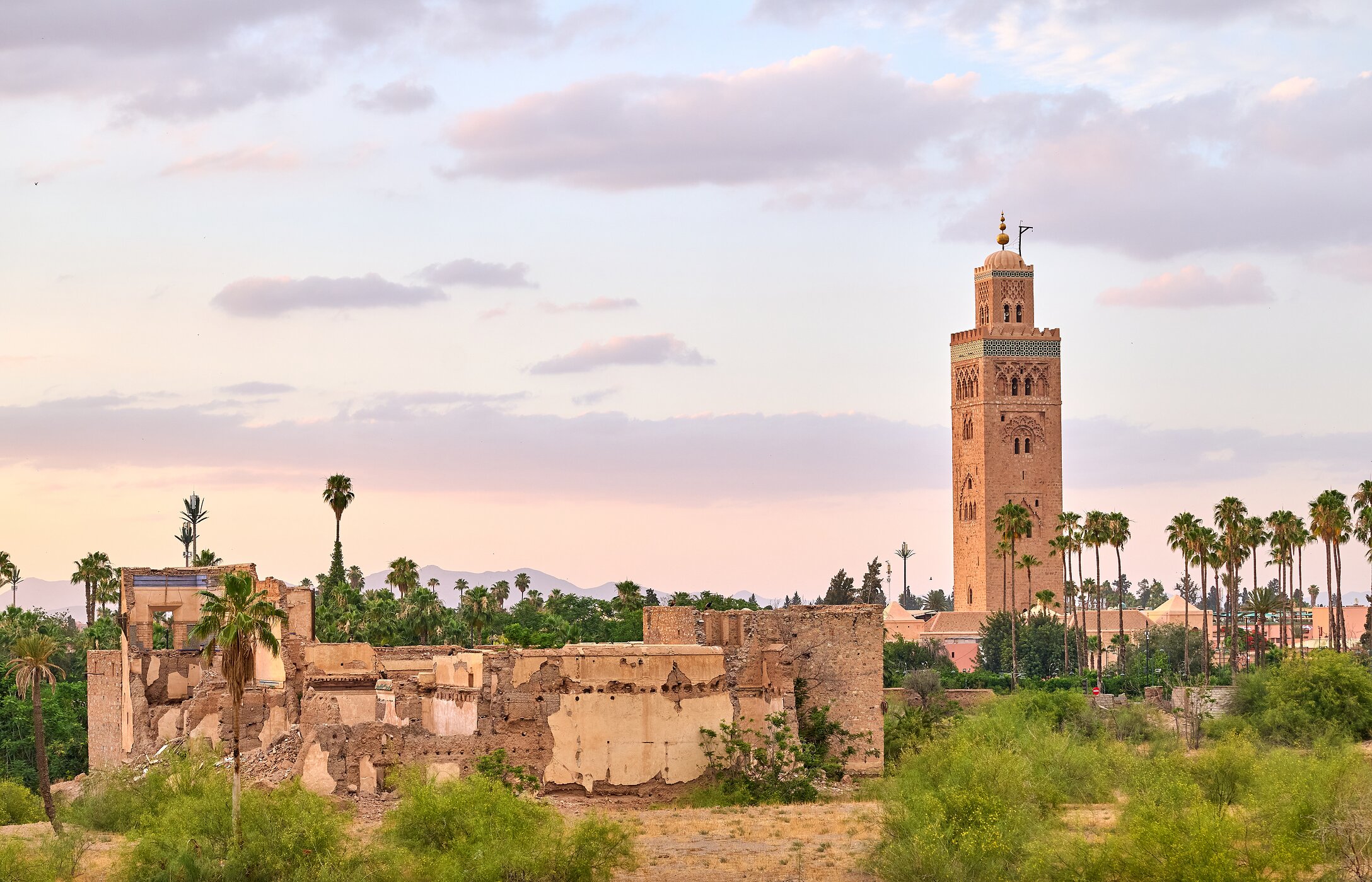Blick auf die Koutoubia-Moschee, ein wichtiges Wahrzeichen im historischen Zentrum von Marrakesch, umgeben von Ruinen