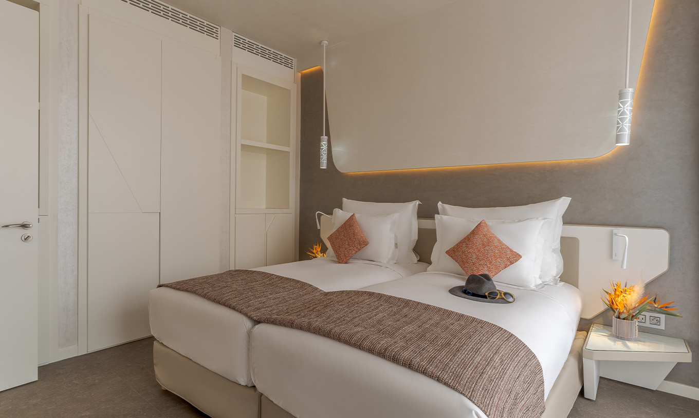 Die CR7 Suite Avenue im Pestana CR7 Marrakeck hat ein Zimmer mit zwei Einzelbetten, Nachttischen und Schränken