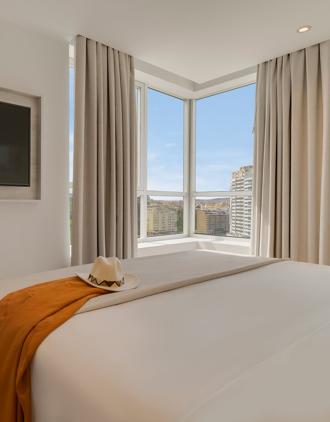 Zimmeransicht im Pestana Tanger City Center, ein Hotel in Tanger in Strandnähe mit Doppelbett und Fernseher