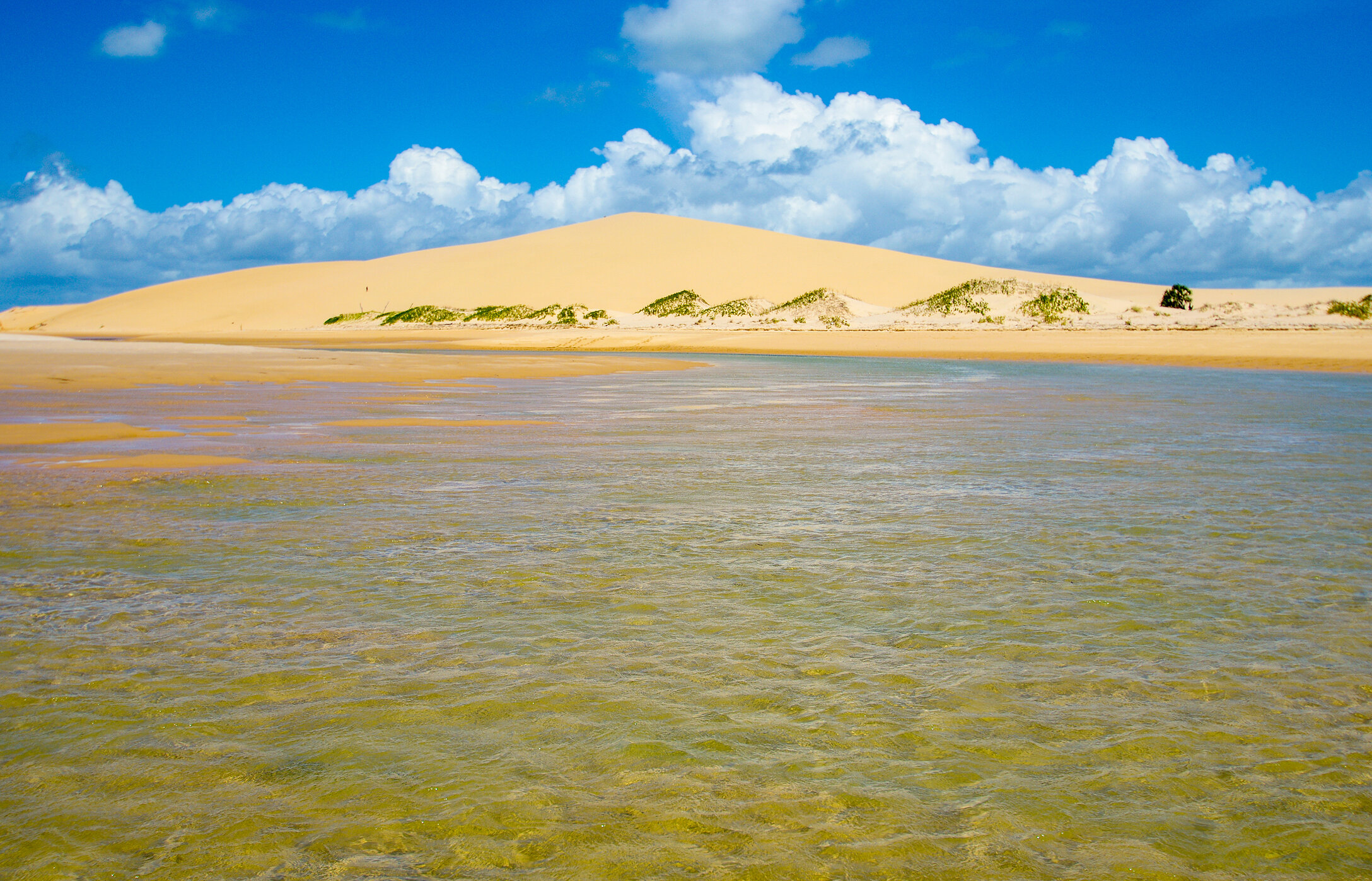 Panoramablick auf die goldenen Sanddünen des Bazaruto-Nationalparks mit einer kristallklaren Lagune