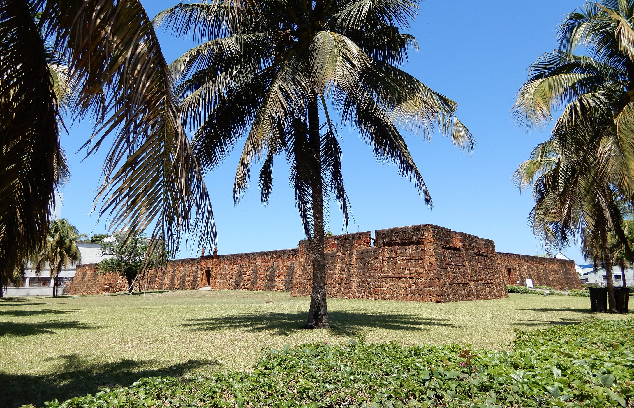Die Festung von Maputo, eines der wichtigsten historischen Denkmäler der Hauptstadt von Mosambik, umgeben von Vegetation
