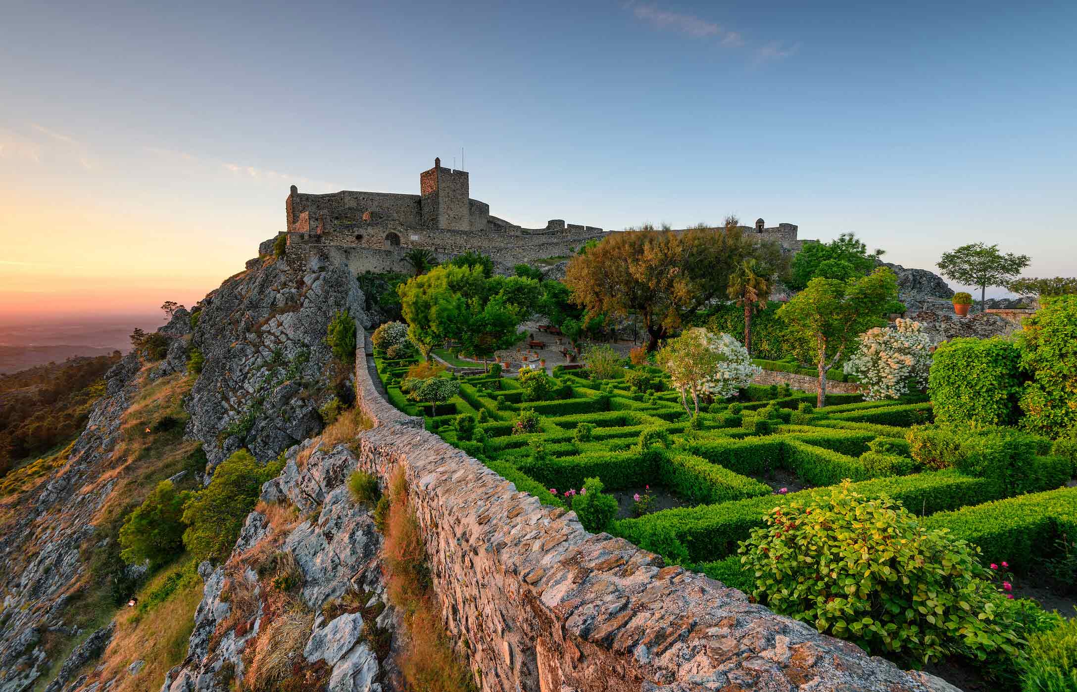 Panoramablick auf die Burg Marvão, auf einem Hügel gelegen, umgeben von Gärten und mit Blick auf die Ebene