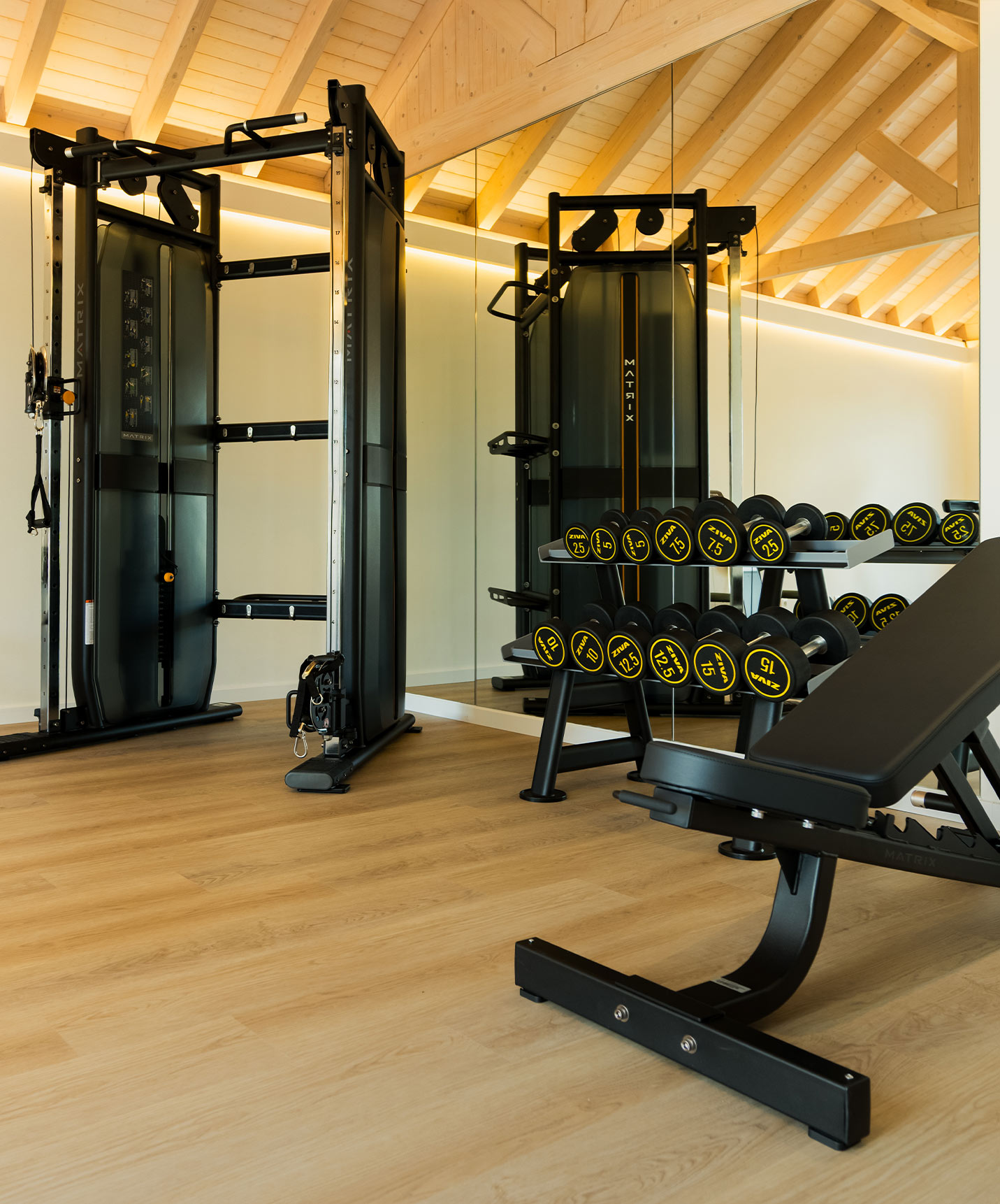 Fitnessstudio mit Krafttrainingsgerät und Hanteln, gelegen in den Villen des Pestana Comporta Village Residences