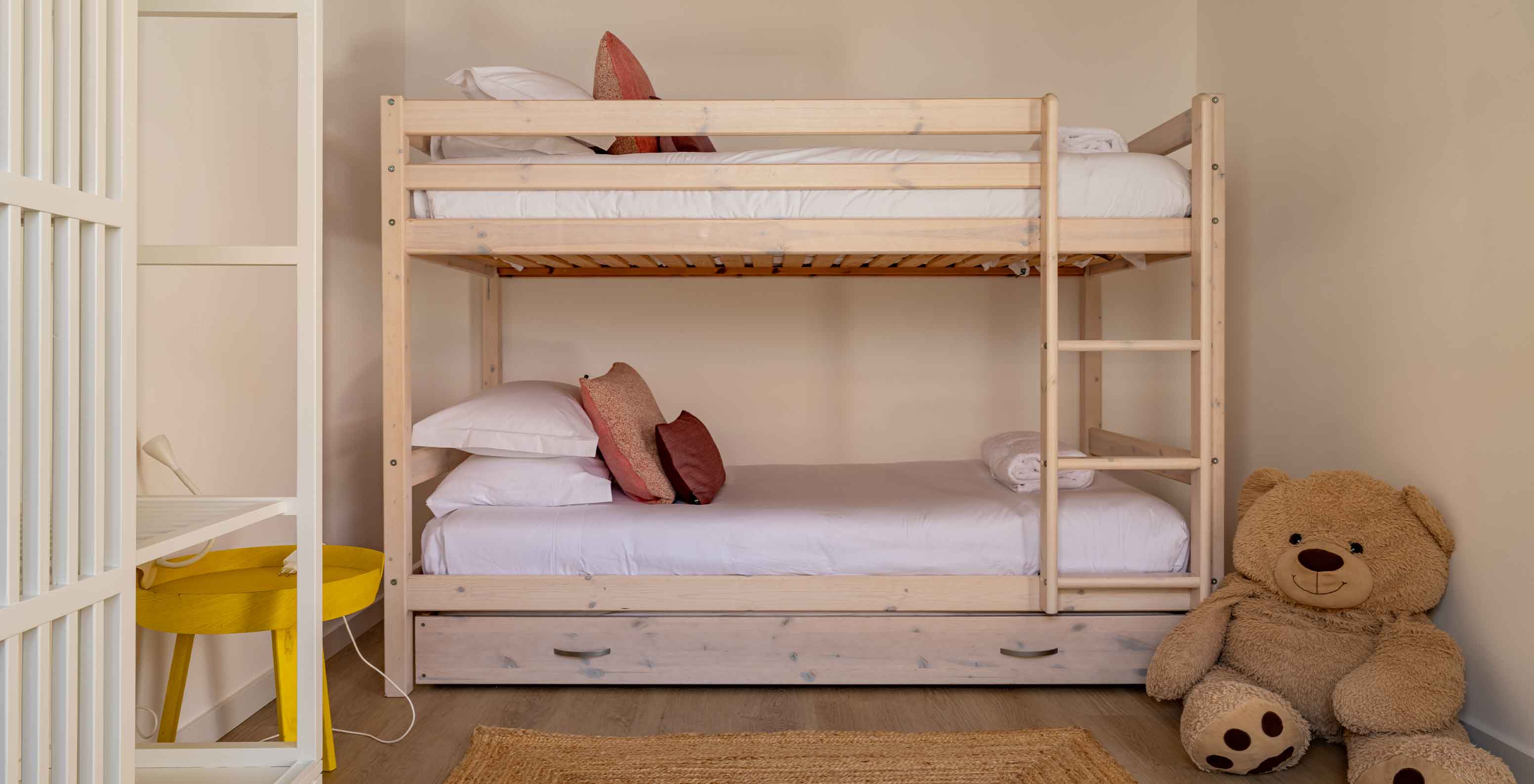 Die Premium Green Villa im Pestana Comporta Village Residences hat ein Etagenbett mit zwei Betten und einem Teddybären