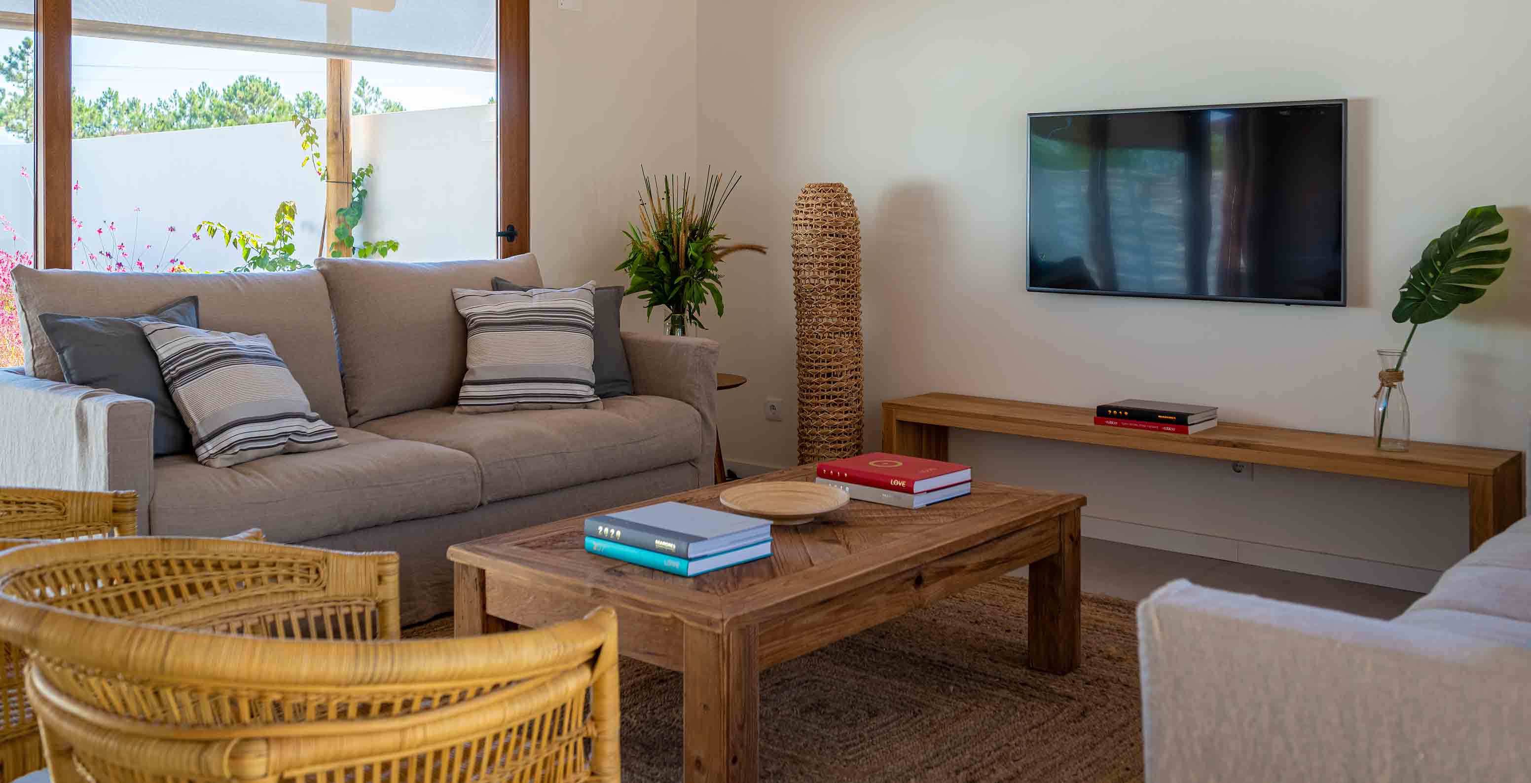 Die Standard Villa im Pestana Comporta Village Residences verfügt über ein Wohnzimmer mit Sofa und einem Fernseher 