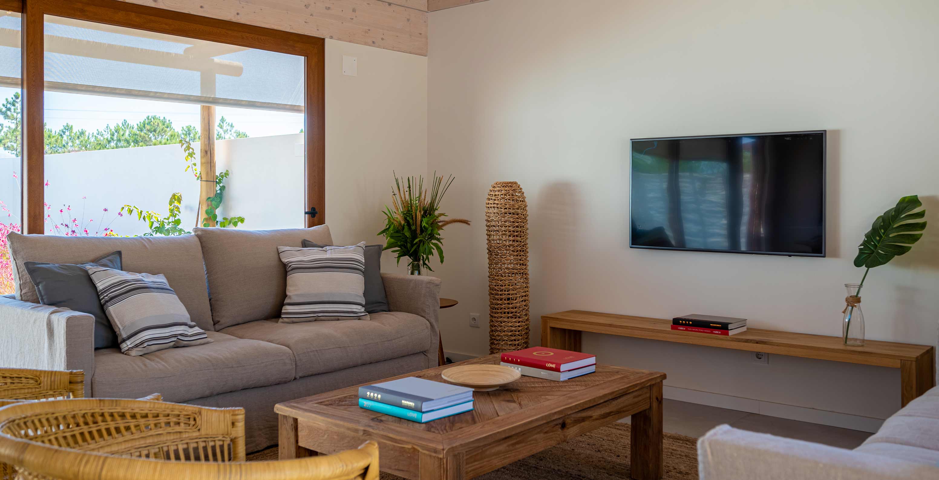 Die Standard Villa T1 im Pestana Comporta Village Residences verfügt über ein Wohnzimmer mit Sofa und einem Fernseher 