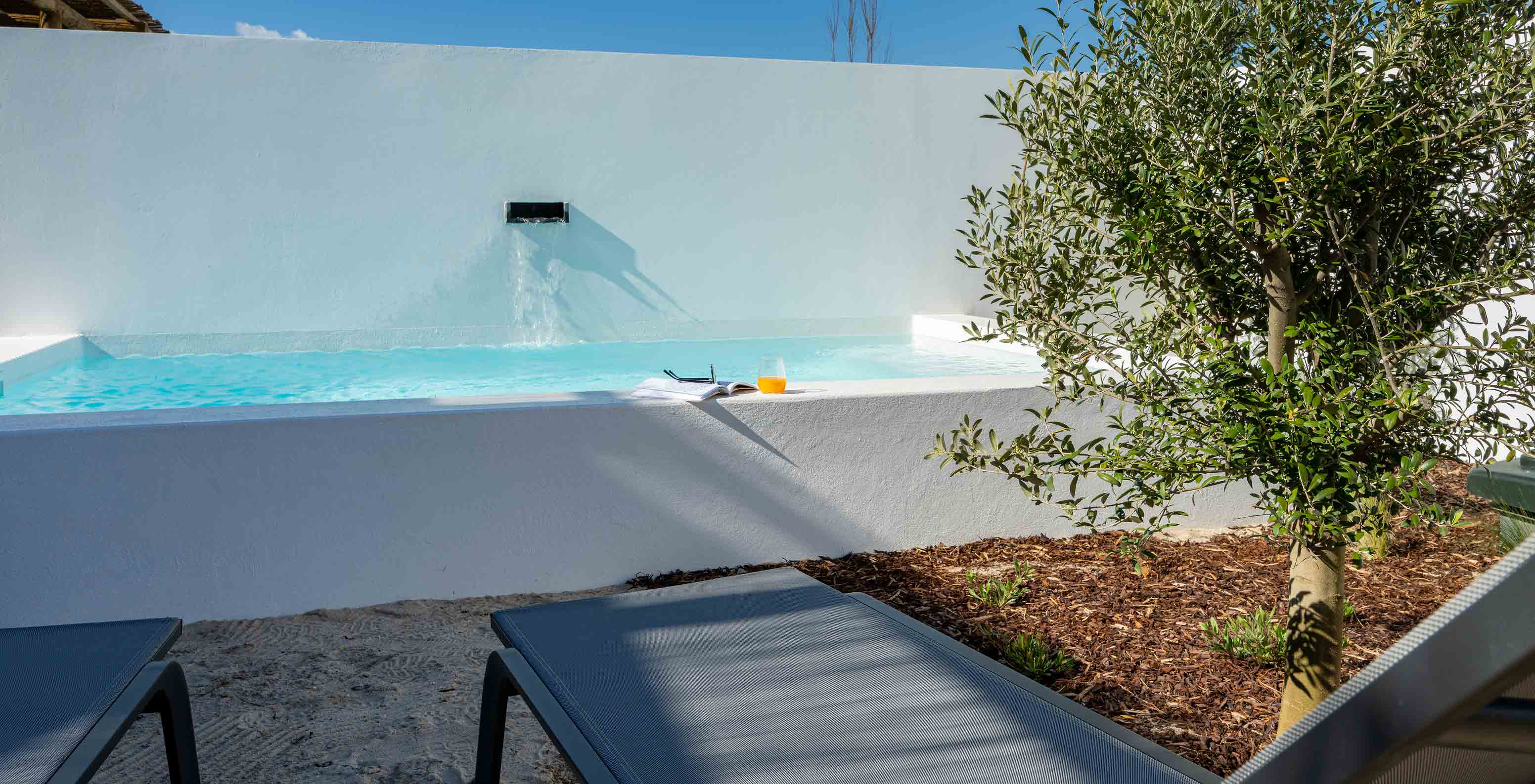 Die Superior Villa im Pestana Comporta Village Residences verfügt über einen Pool mit Wasserfall und mehreren Sonnenliegen