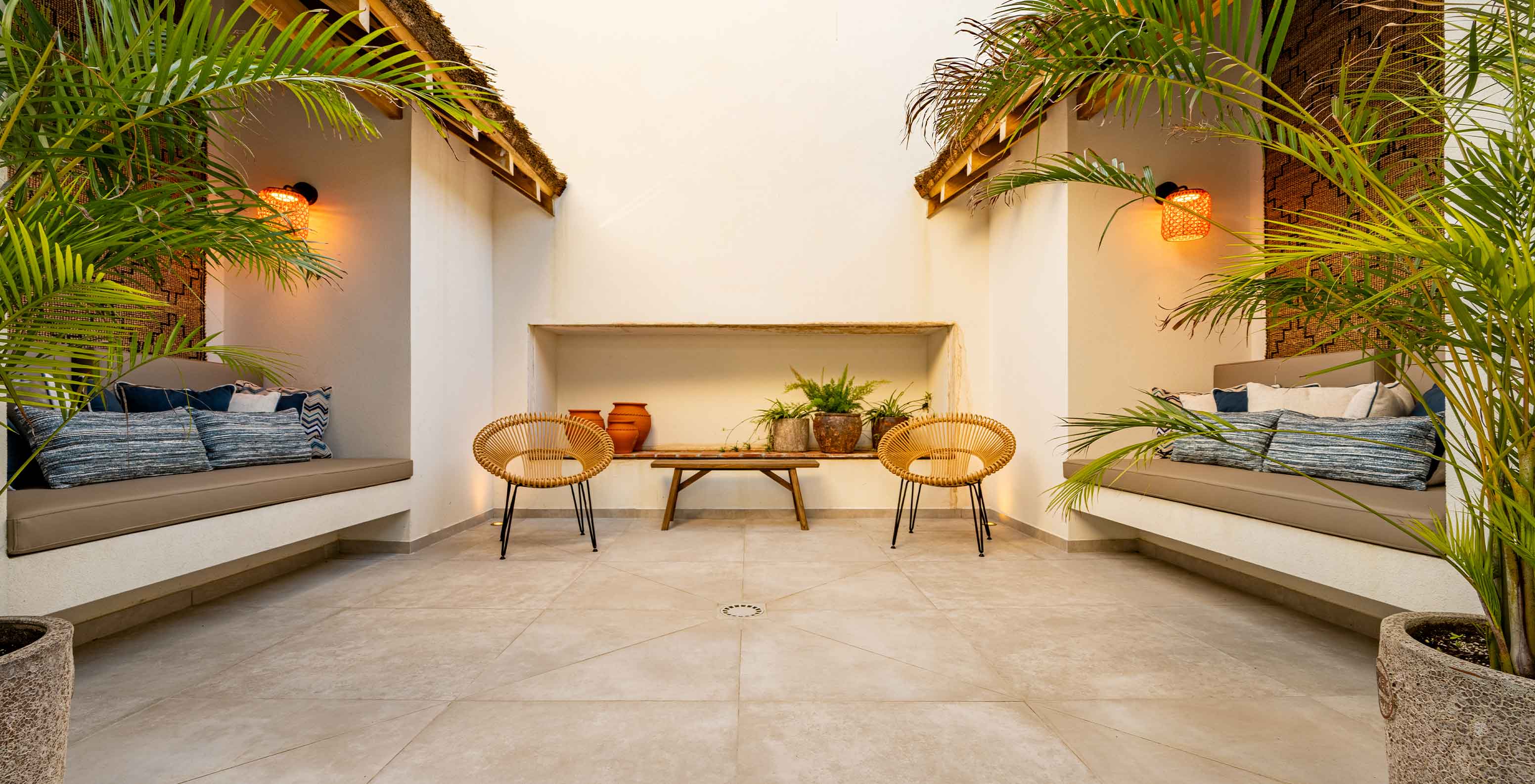 Außenbereich mit Sitzgelegenheiten, Bänken, Stühlen und Vegetation im Pestana Comporta Village Residences