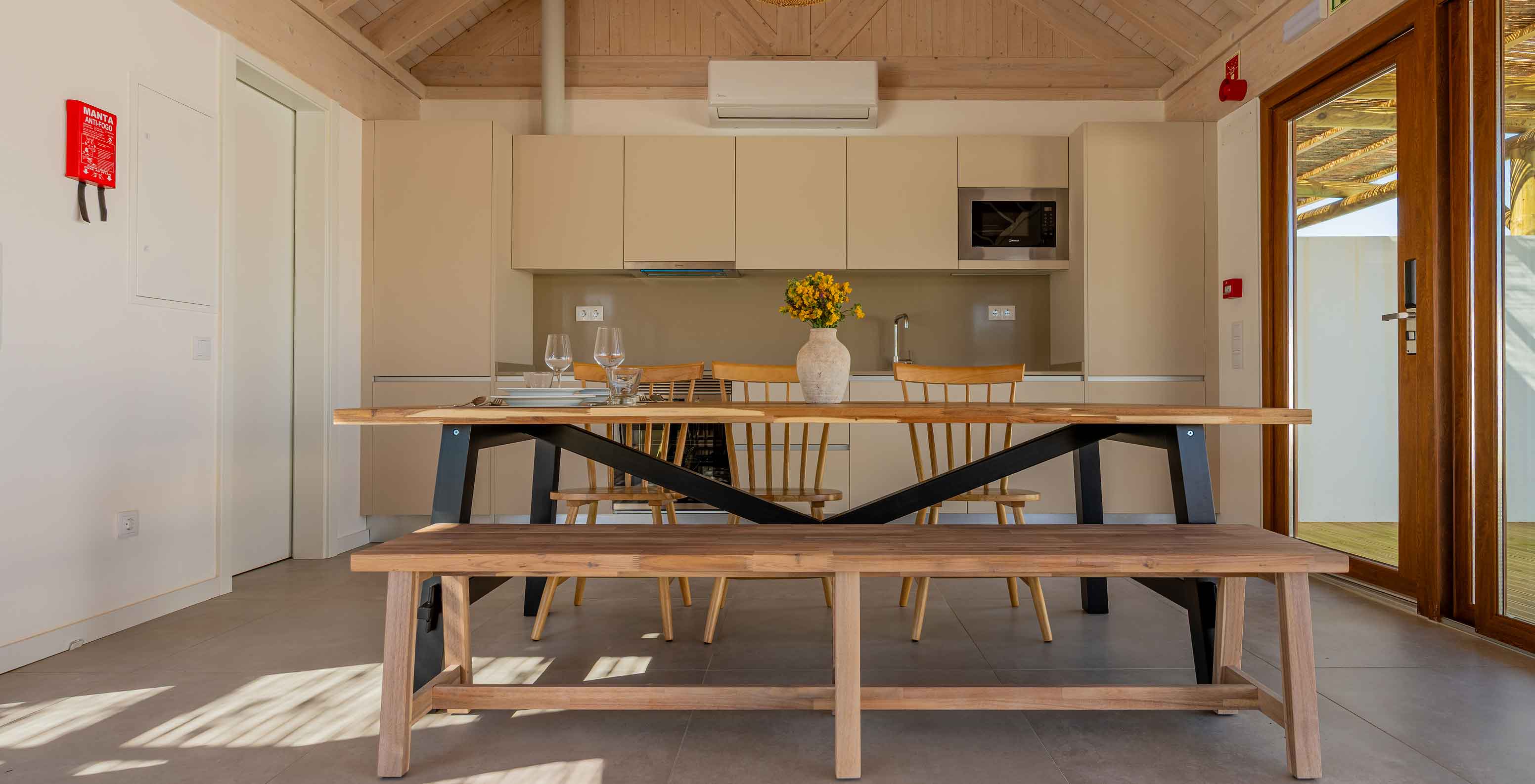 Die Premium Green Villa im Pestana Comporta Village Residences hat eine ausgestattete Küche, Klimaanlage und einen Esstisch