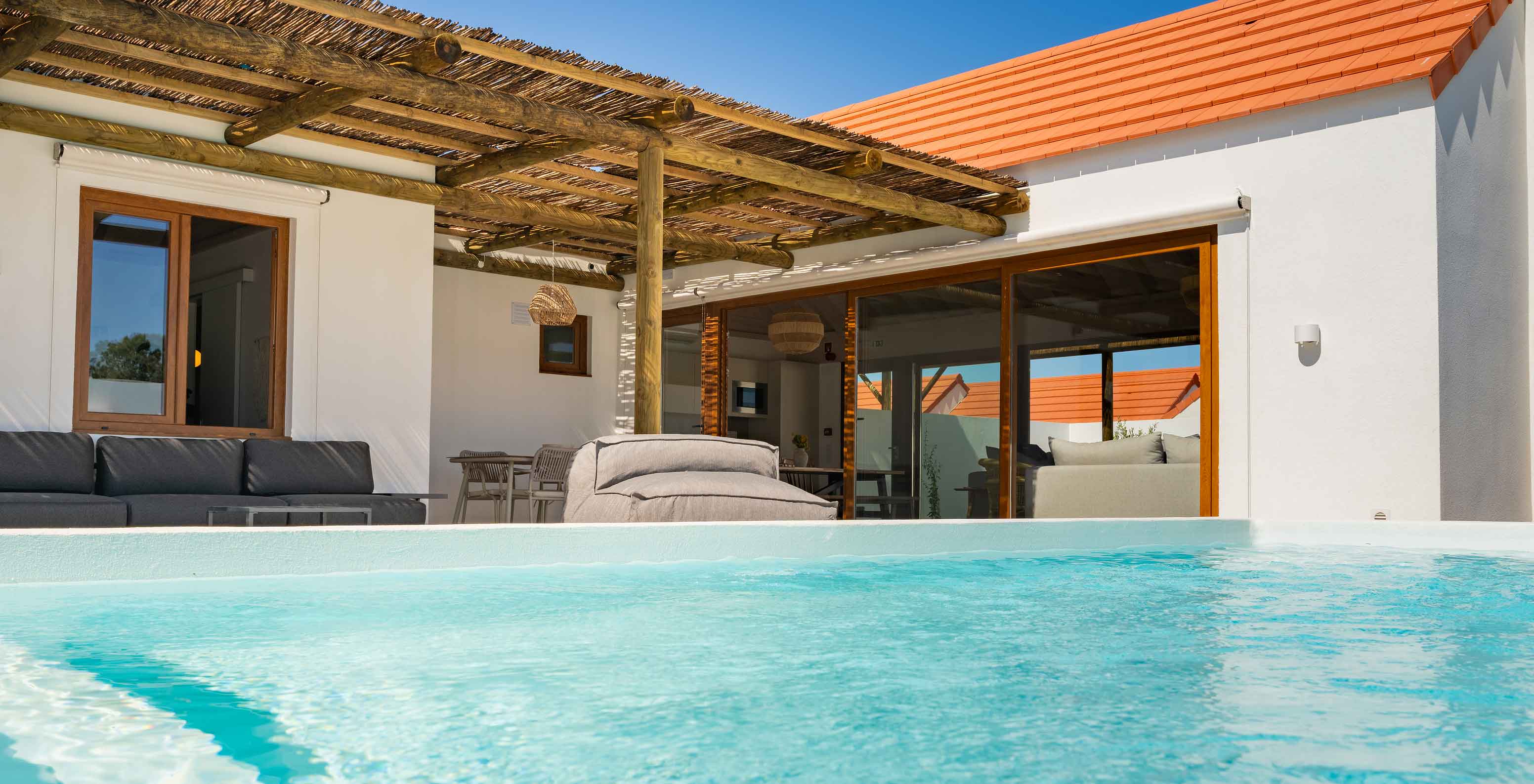 Die Premium Green Villa im Pestana Comporta Village Residences verfügt über einen Außenbereich mit Pool, Sofa und einem Tisch