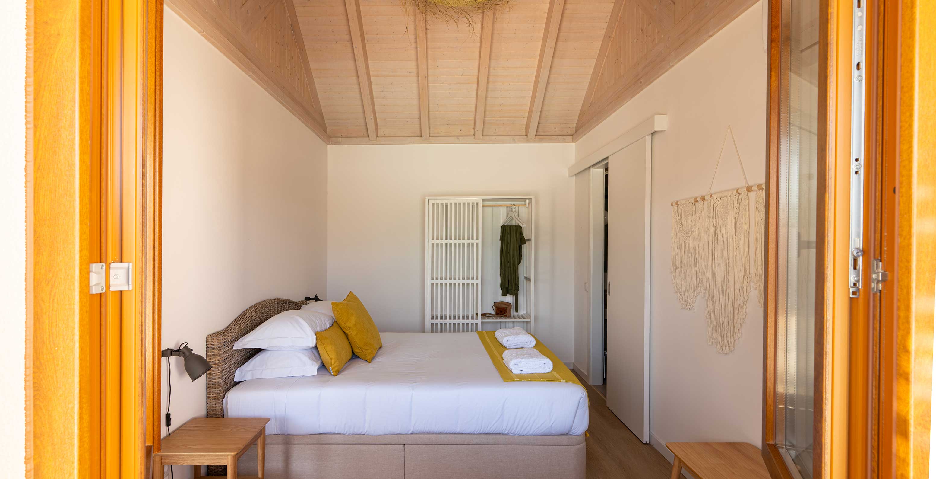 Die Premium Villa im Pestana Comporta Village Residences hat ein Schlafzimmer mit Doppelbett, Kissen und weißem schrank