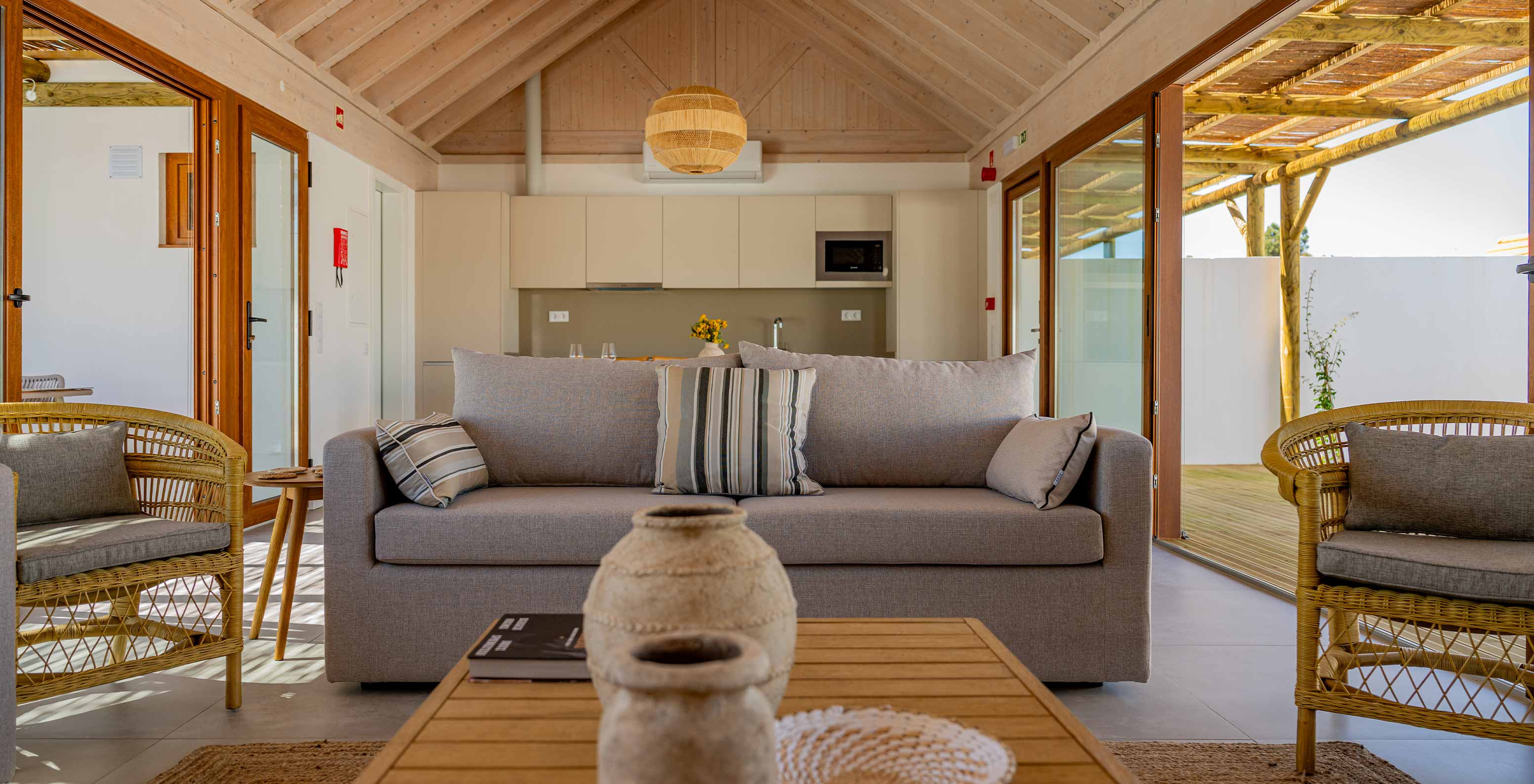 Die Premium Villa im Pestana Comporta Village Residences verfügt über ein helles Wohnzimmer mit Sofa und Dekoration