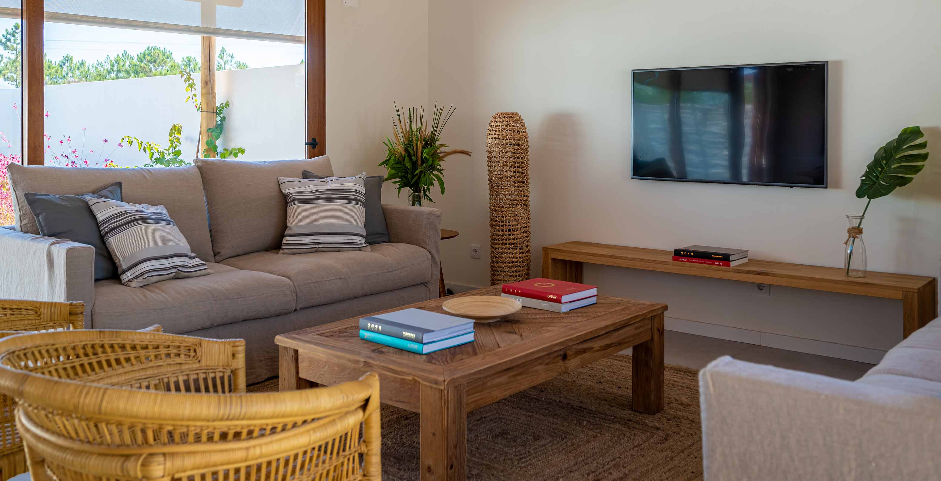 Die Standard Green Villa im Pestana Comporta Village Residences verfügt über ein Wohnzimmer mit Sofa und einem Fernseher