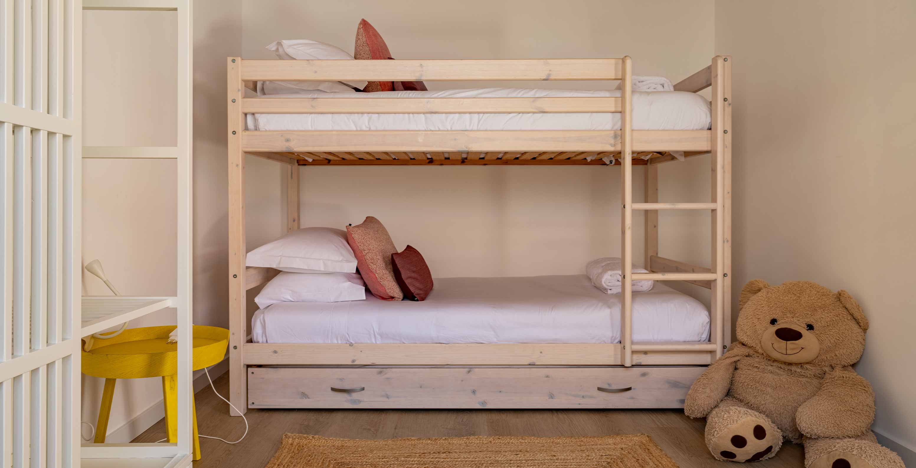 Die Superior Green Villa im Pestana Comporta Village Residences hat ein Etagenbett mit zwei Betten und einem Teddybären