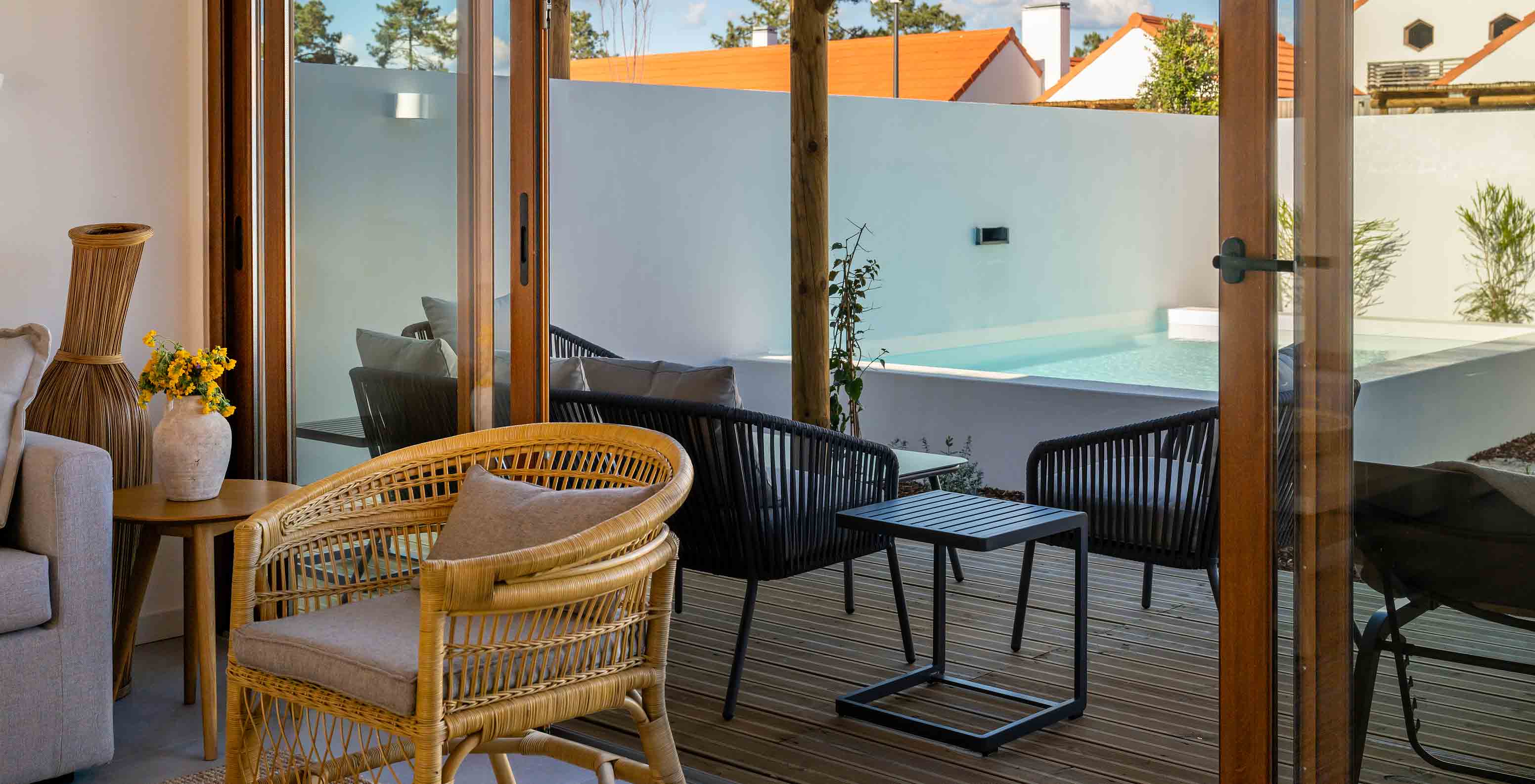 Die Superior Villa im Pestana Comporta Village Residences verfügt über eine Terrasse mit Pool, Stühlen und einem Außentisch