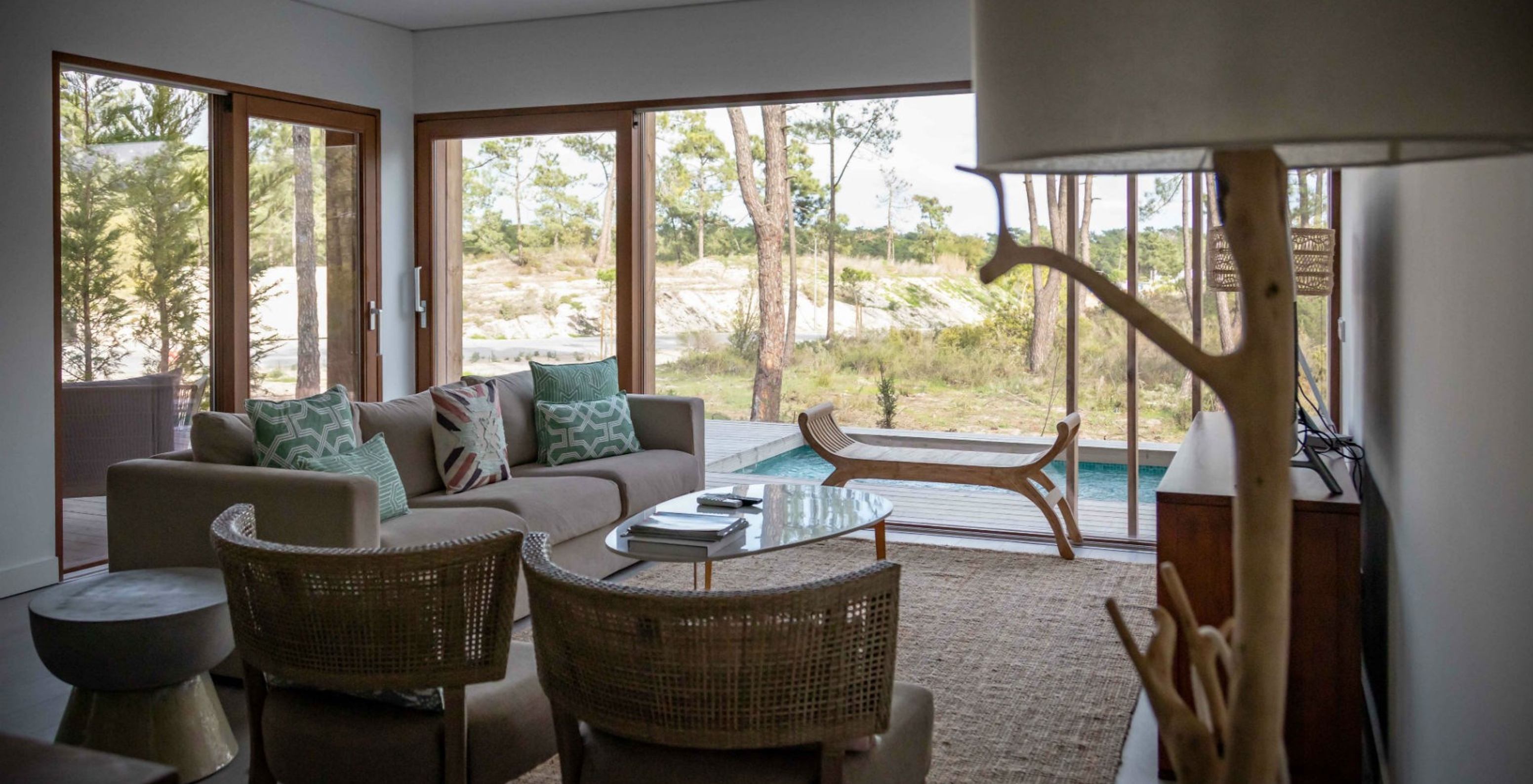 Apartment Eco Village Erdgeschoss Ausblick Pestana Tróia Eco Resort hat ein Wohnzimmer mit Sofa und Poolblick