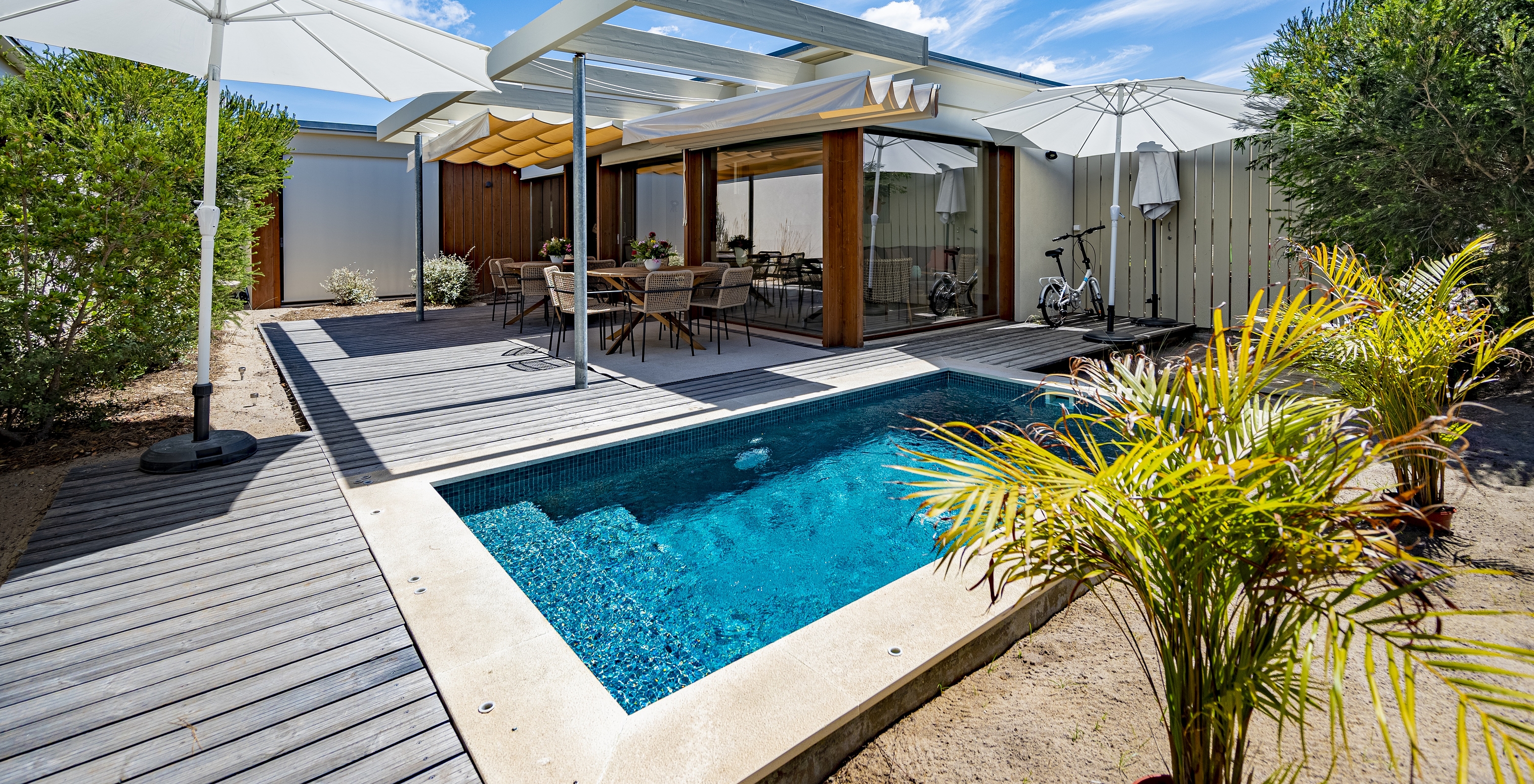 Aqua Villa Pestana Tróia Eco Resort hat einen privaten Pool mit Tisch und Stühlen