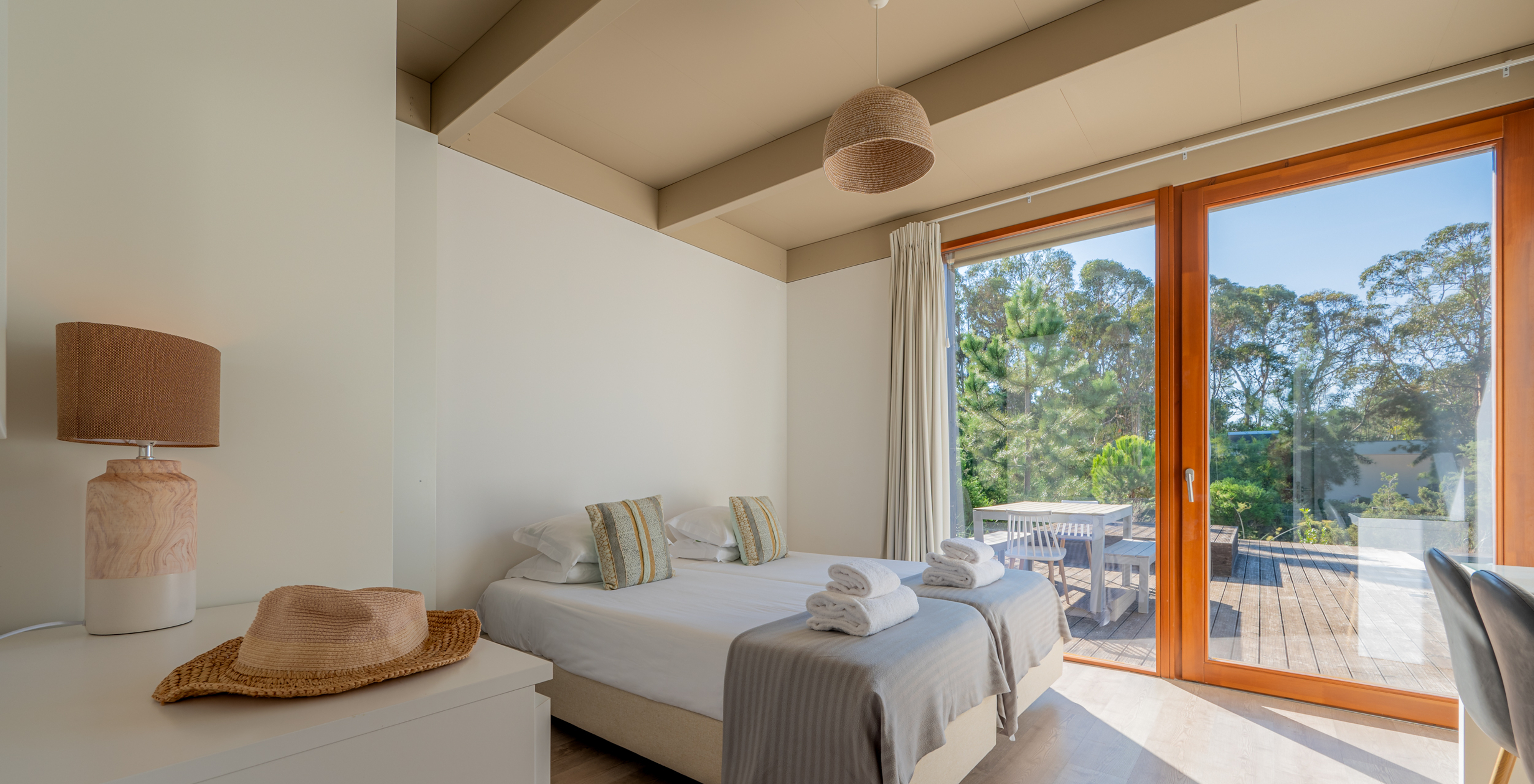 Beach Villa mit Privatpool Pestana Tróia Eco Resort hat ein Doppelbett mit Zugang zur Terrasse