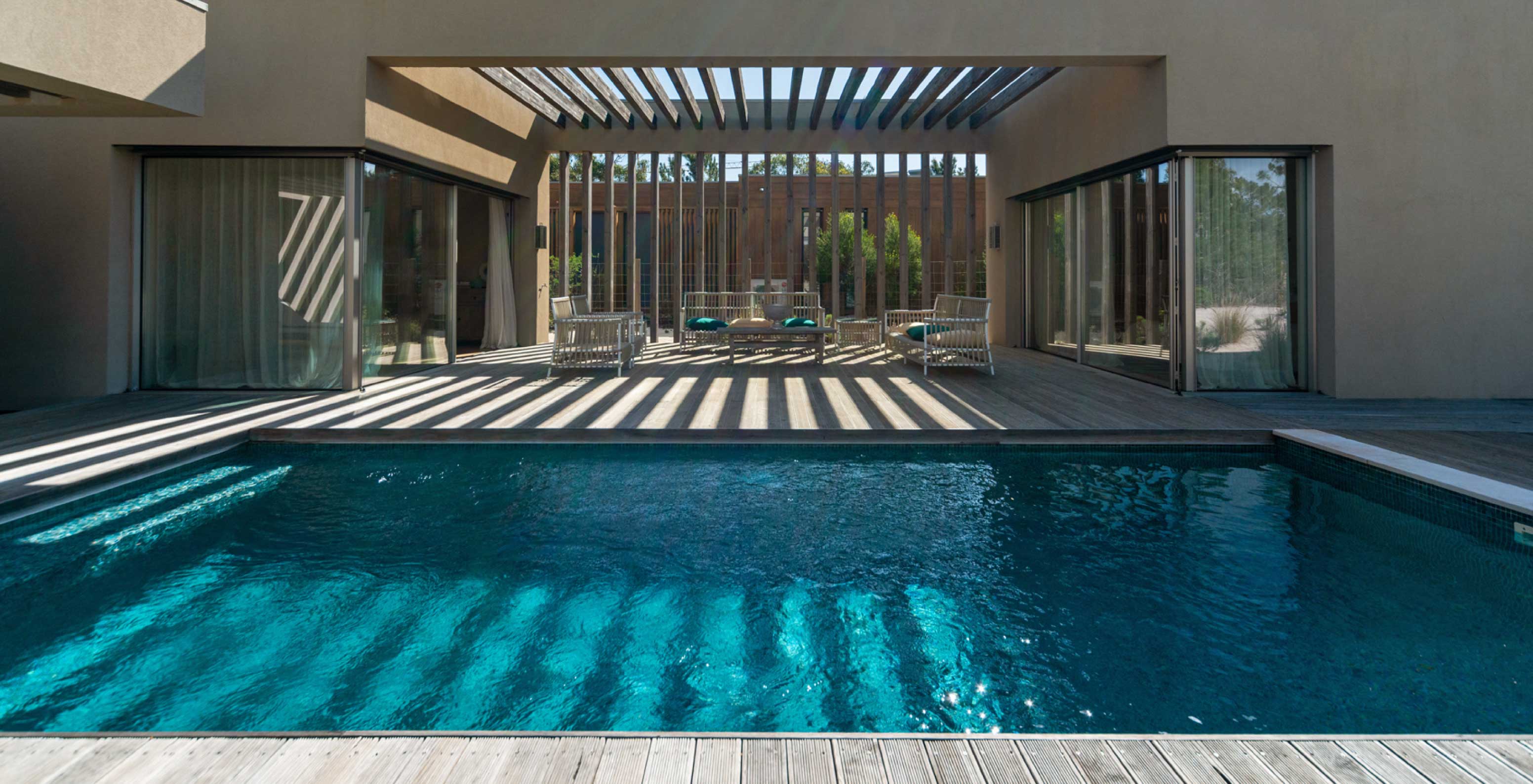 Eine exklusive Villa mit Pool im Pestana Tróia Eco Resort verfügt über einen Außenbereich mit Terrasse, Pool und Sitzbereich