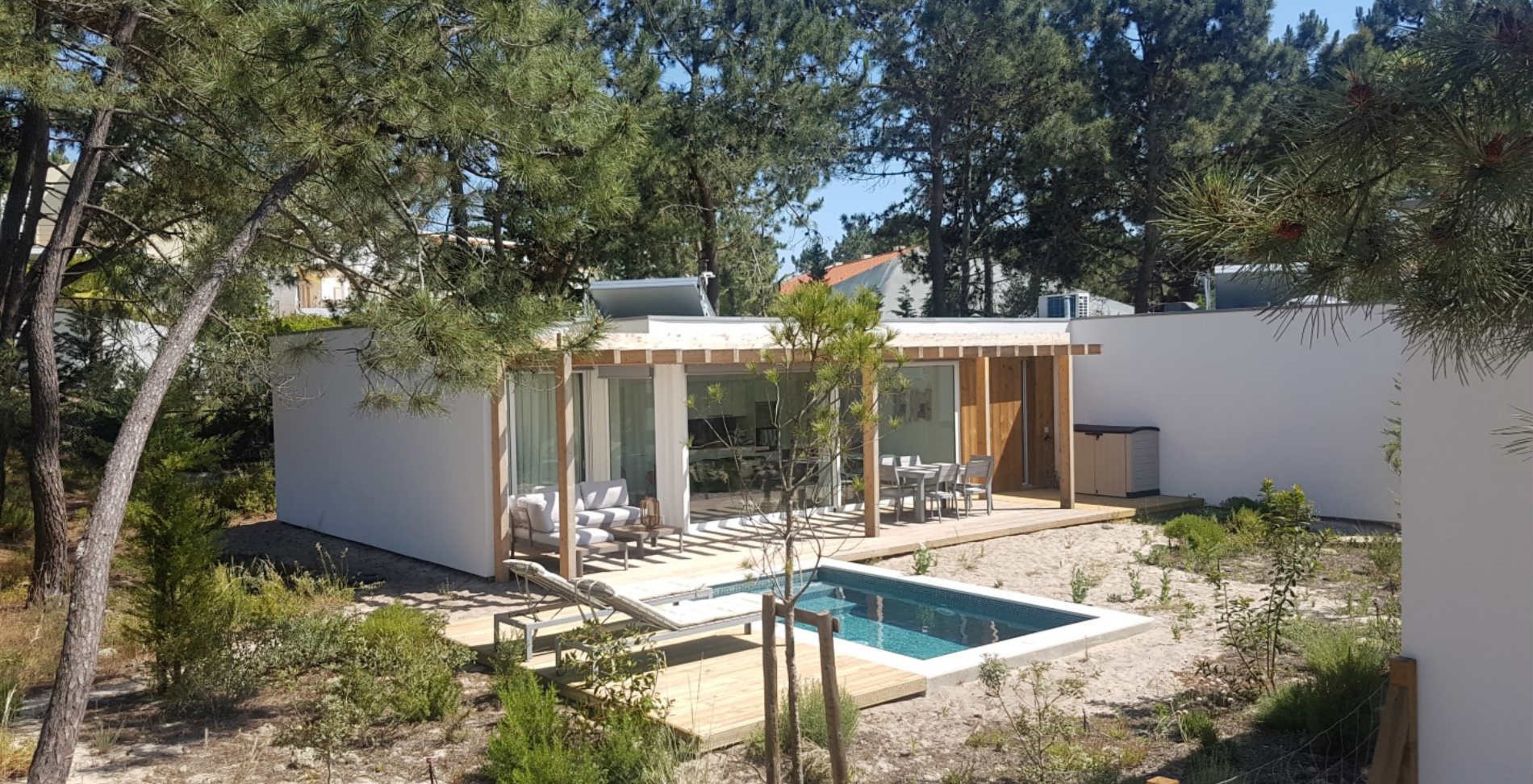 Die Green Villa mit privatem Pool T3 im Pestana Tróia Eco Resort hat einen privaten Pool mit Liegestühlen daneben