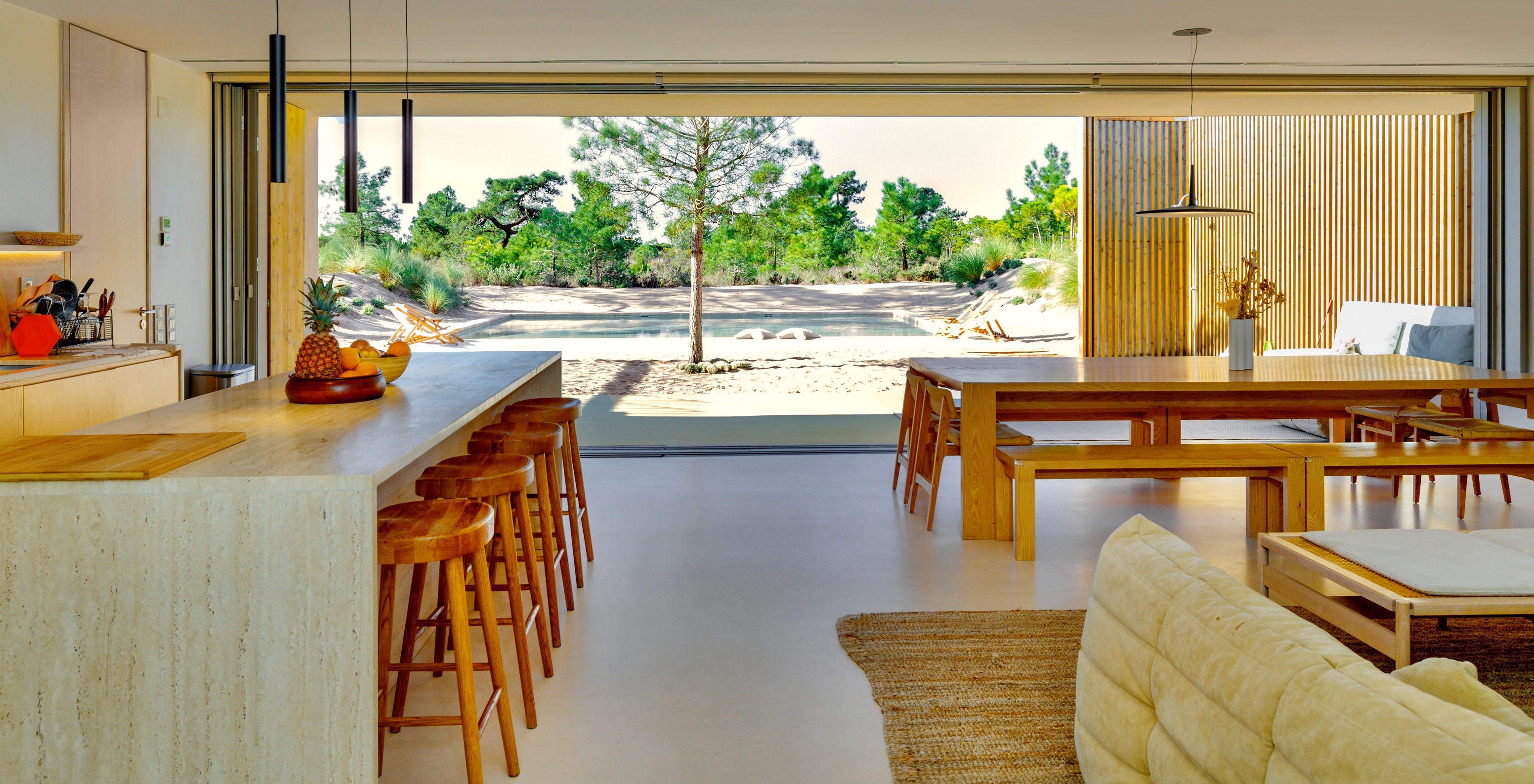 Exclusive Premium Villen mit Privatpool Pestana Tróia Eco Resort hat ein Wohnzimmer mit Blick auf den Außenpool